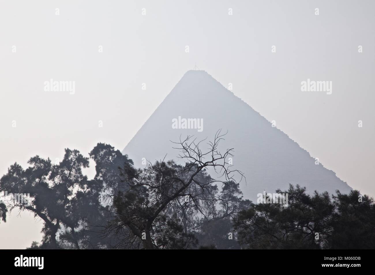 Khufu, Cheops Pyramide Kairo Ägypten im Nebel Stockfoto