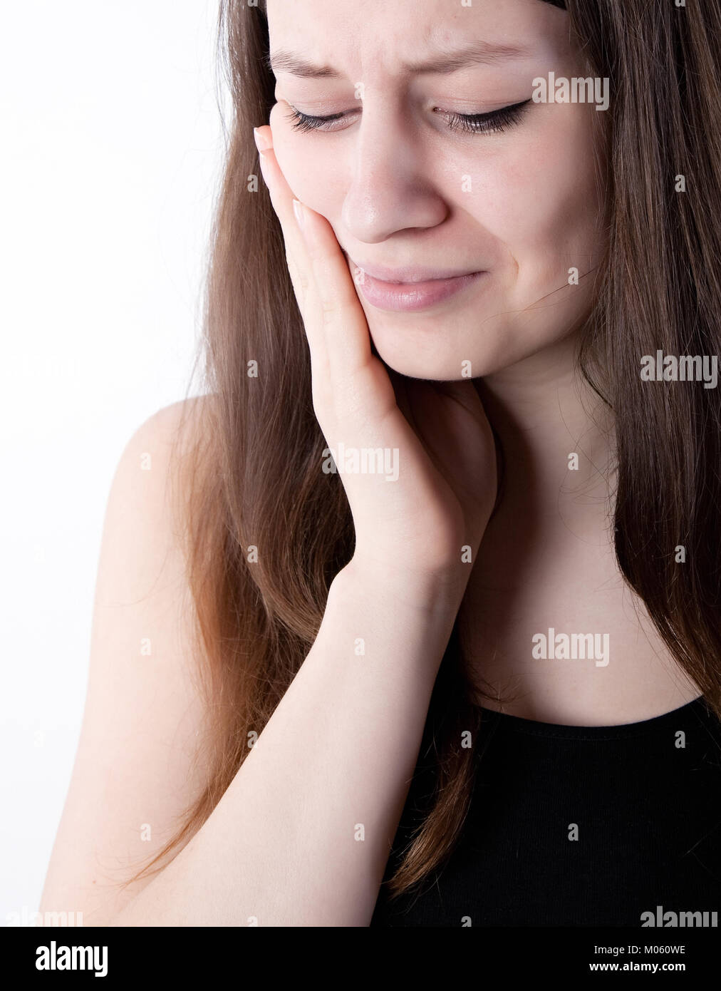 Teenager-Mädchen mit Zahnschmerzen auf weißem Hintergrund Stockfoto