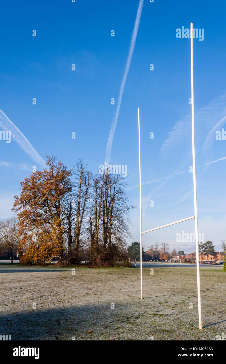 Rugby Ziel Beiträge auf leere Pitch Stockfoto