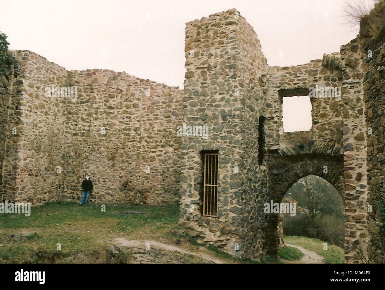 Burg Ardeck ist eine mittelalterliche Burg in Deutschland, die für ihre imposante Schildmauer aus dem 12. Jahrhundert bekannt ist. Die Überreste der Burg spiegeln die mittelalterliche Militärarchitektur wider. Stockfoto