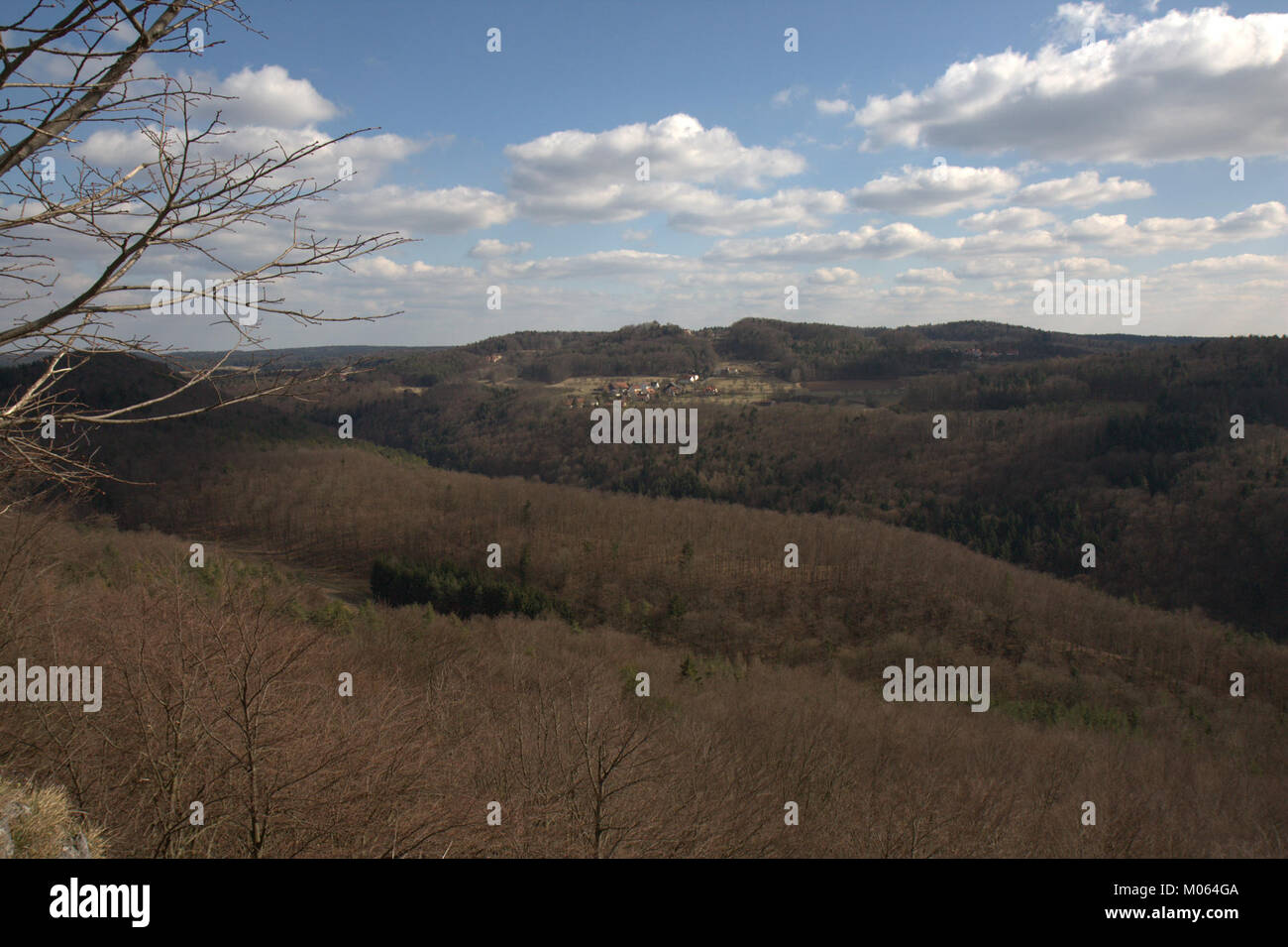 Der Burgstall Wichsenstein bezieht sich auf den Standort einer ehemaligen mittelalterlichen Burg in der Nähe von Wichsenstein, einem Landkreis von Gößweinstein in Bayern. Die Burg existiert nicht mehr, aber die Stätte ist von archäologischem Interesse und bietet Einblicke in die regionale Feudalgeschichte. Stockfoto
