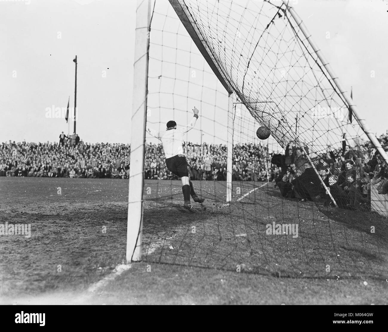 Ein Foto, das ein Fußballspiel zwischen BVV und Emma dokumentiert, bei dem der BVV mit 5:1 siegte. Das Bild zeigt den Wettkampfgeist und die Intensität des Spiels. Stockfoto Ein Foto, das ein Fußballspiel zwischen BVV und Emma dokumentiert, bei dem der BVV mit 5:1 siegte. Das Bild zeigt den Wettkampfgeist und die Intensität des Spiels. Stockfoto