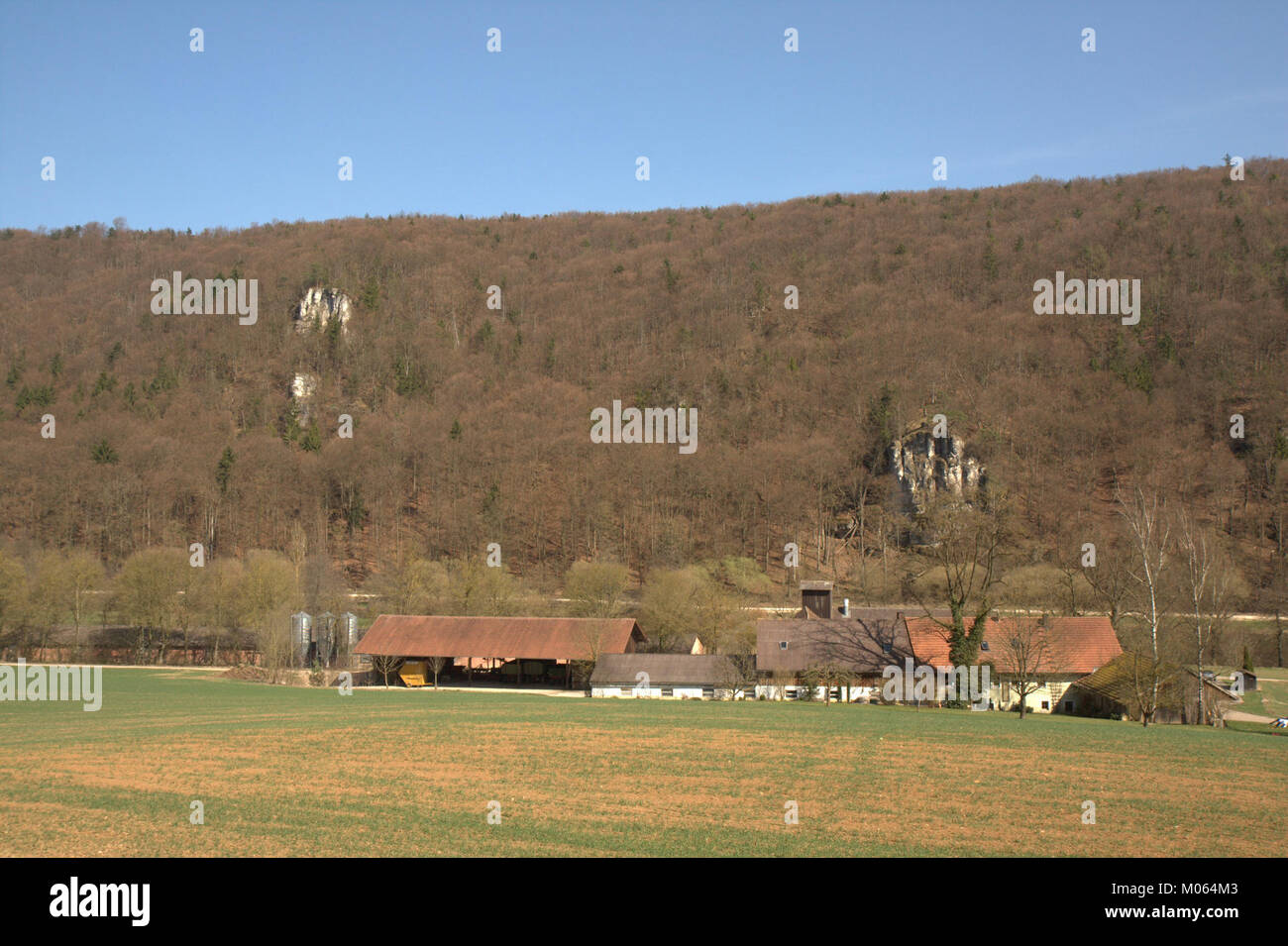 Der Burgstall Lichtenroth ist eine historische Stätte in Deutschland, einst die Heimat einer mittelalterlichen Burg. Die Überreste der Burg bieten einen Einblick in die feudale Vergangenheit der Region und sind ein interessanter Ort für den historischen Tourismus. Stockfoto