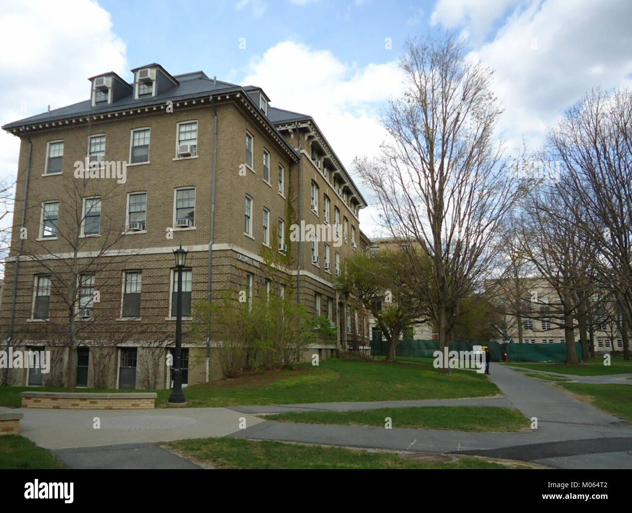 Die Campus-Gebäude der Cornell University in Ithaca, New York, verfügen über Straßenlaternen und klimatisierte Zimmer in akademischen und Wohngebäuden, die die moderne Ausstattung der renommierten Ivy League University widerspiegeln. Stockfoto