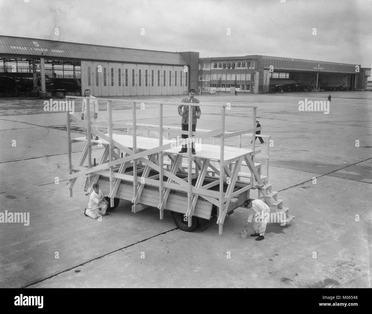 Dieses Bild zeigt den Bau einer *mobilen Presseplattform* am Flughafen Schiphol, Niederlande, die für den Besuch von Coty genutzt wurde. Sie ist ein Beispiel für eine temporäre Infrastruktur, die für Medien und offizielle Veranstaltungen genutzt wird. Stockfoto