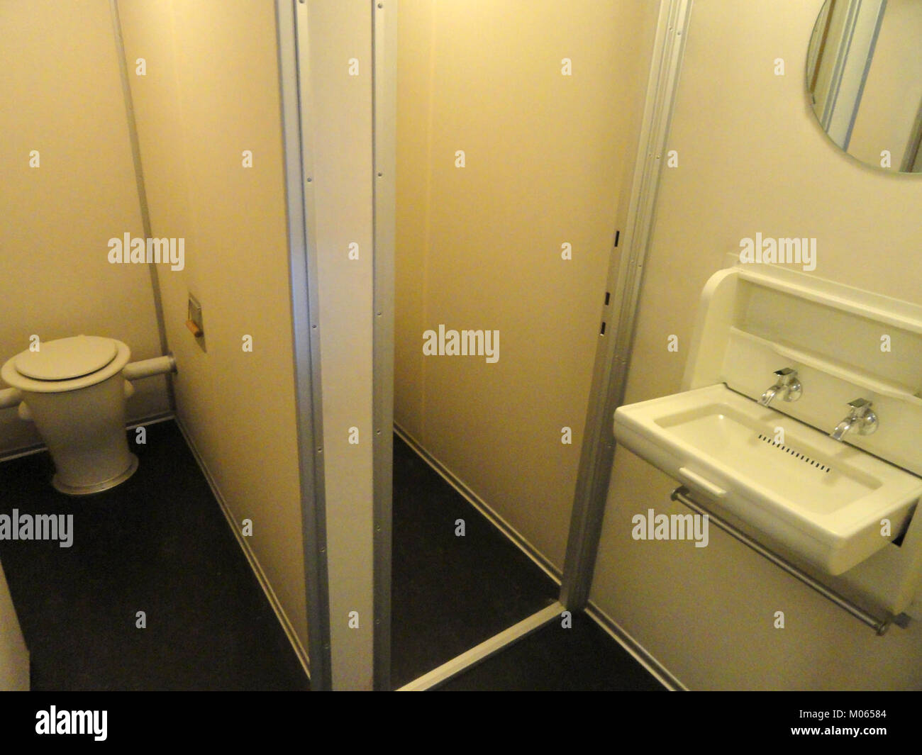 Die Kabinentoilette des Zeppelin Museums in Friedrichshafen ist ein historisches Artefakt, das die Innenausstattung von Luftschiffen aus dem frühen 20. Jahrhundert zeigt. Stockfoto