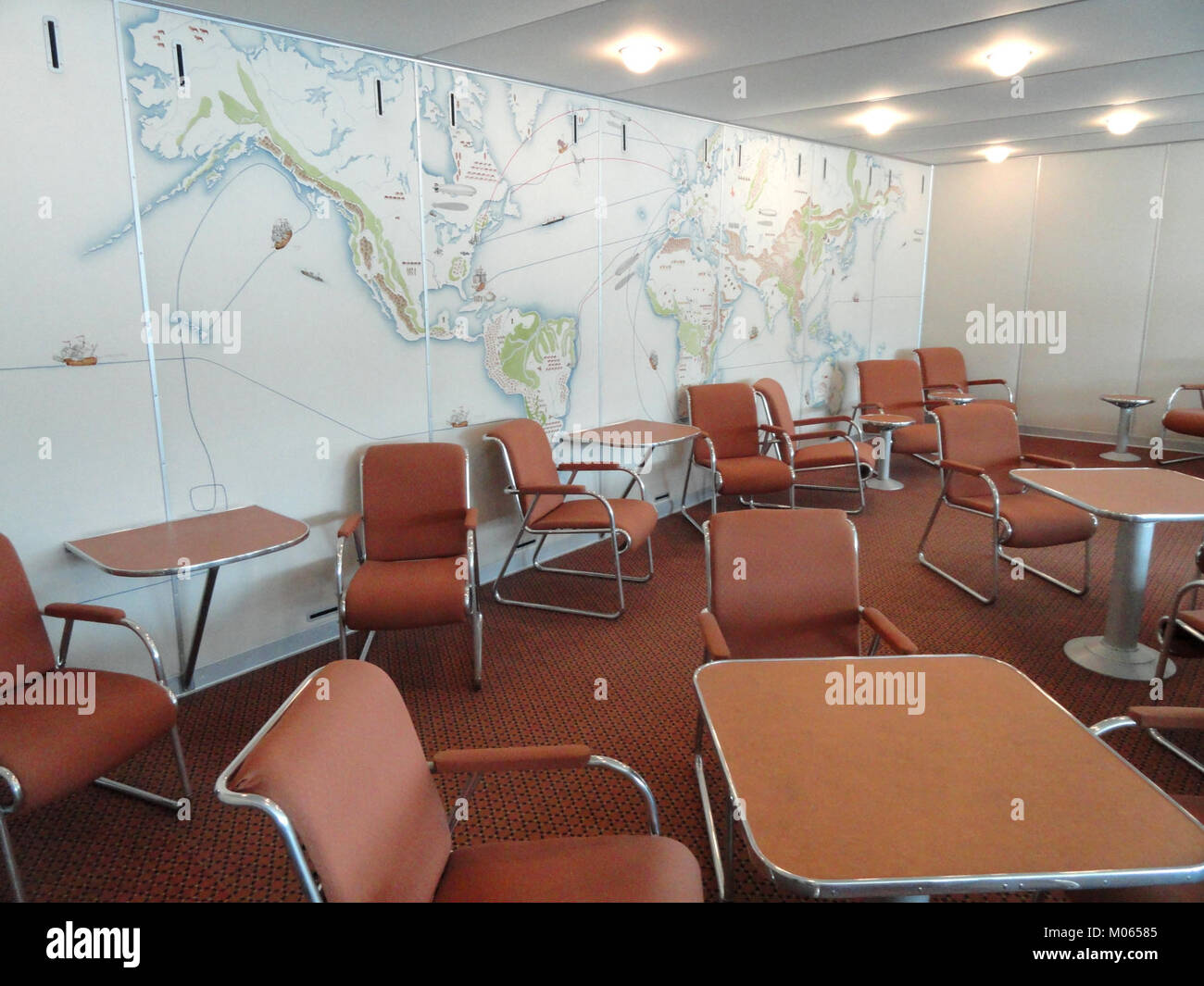 Die Kabinenlounge im Zeppelin Museum in Friedrichshafen bietet einen Einblick in die Innenräume früherer Luftschiffe und zeigt historisches Luftfahrtdesign und Technologie. Stockfoto