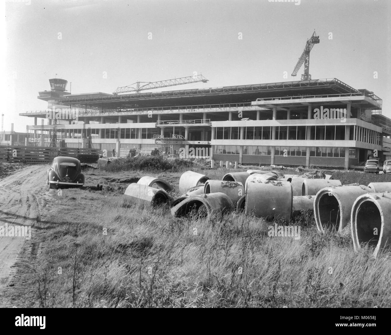 Dieses Bild zeigt den Bau des Flughafens Schiphol, eines der meistbesuchten Flughäfen der Welt, in der Nähe von Amsterdam, Niederlande. Das Projekt ist eine Schlüsselentwicklung in der Verkehrsinfrastruktur der Region und zeigt die architektonische Planung und Technik, die für den Bau eines großen internationalen Flughafens erforderlich sind. Stockfoto