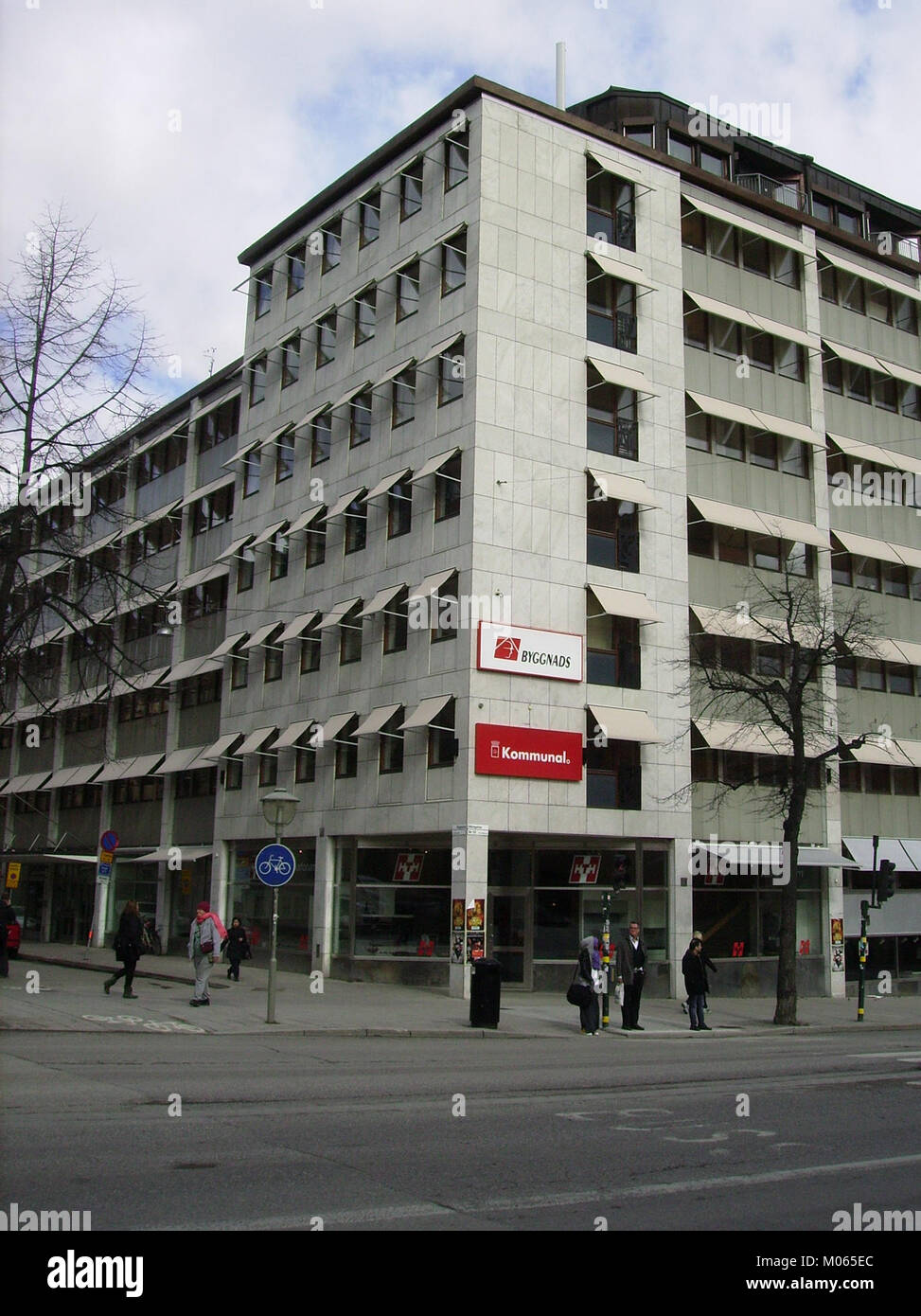 Dieser Titel bezieht sich auf schwedische Gewerkschaften und Verbände, die wahrscheinlich mit Bauarbeitern und Kommunalarbeitern in Verbindung stehen, und betont die Arbeitnehmerrechte und die Gemeindebemühungen in Schweden. Stockfoto