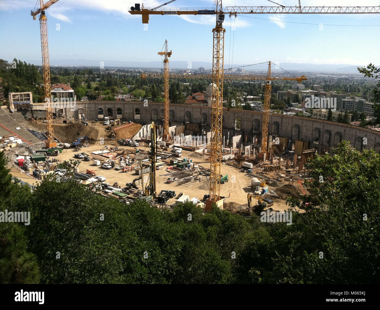 Das California Memorial Stadium an der University of California, Berkeley, ist ein berühmter Sportort, der Fußballspiele und verschiedene Veranstaltungen auf dem Campus ausrichtet. Stockfoto
