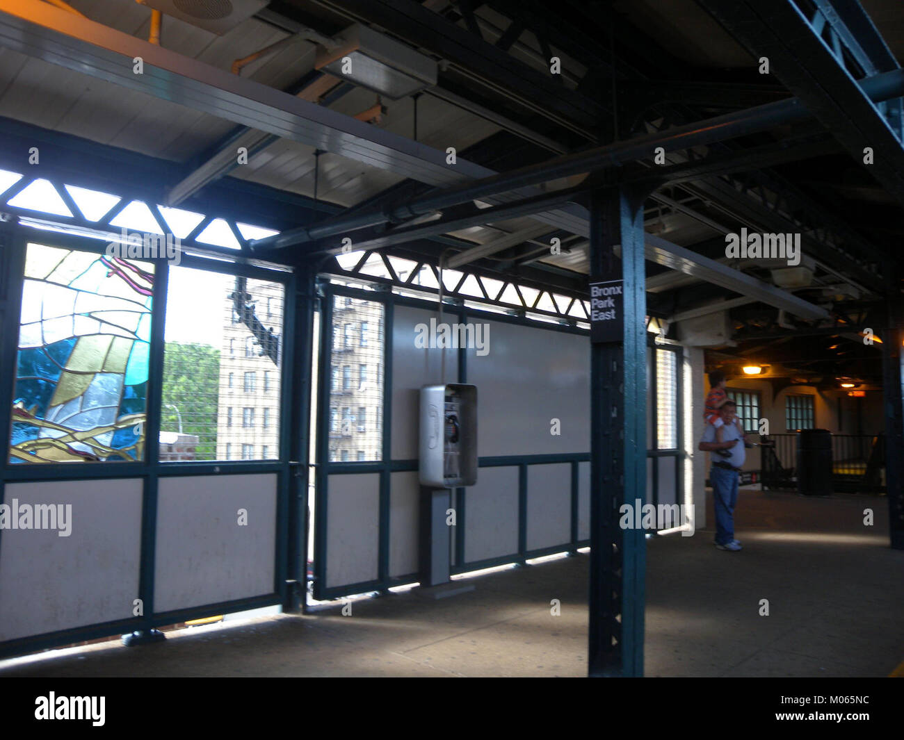 Dieses Bild zeigt einen Abschnitt des Bronx Park East, Teil der IRT White Plains Road Line (IRTWP) der New York City U-Bahn. Sie zeigt die Infrastruktur der U-Bahn und ihre Verbindung zur Umgebung. Stockfoto