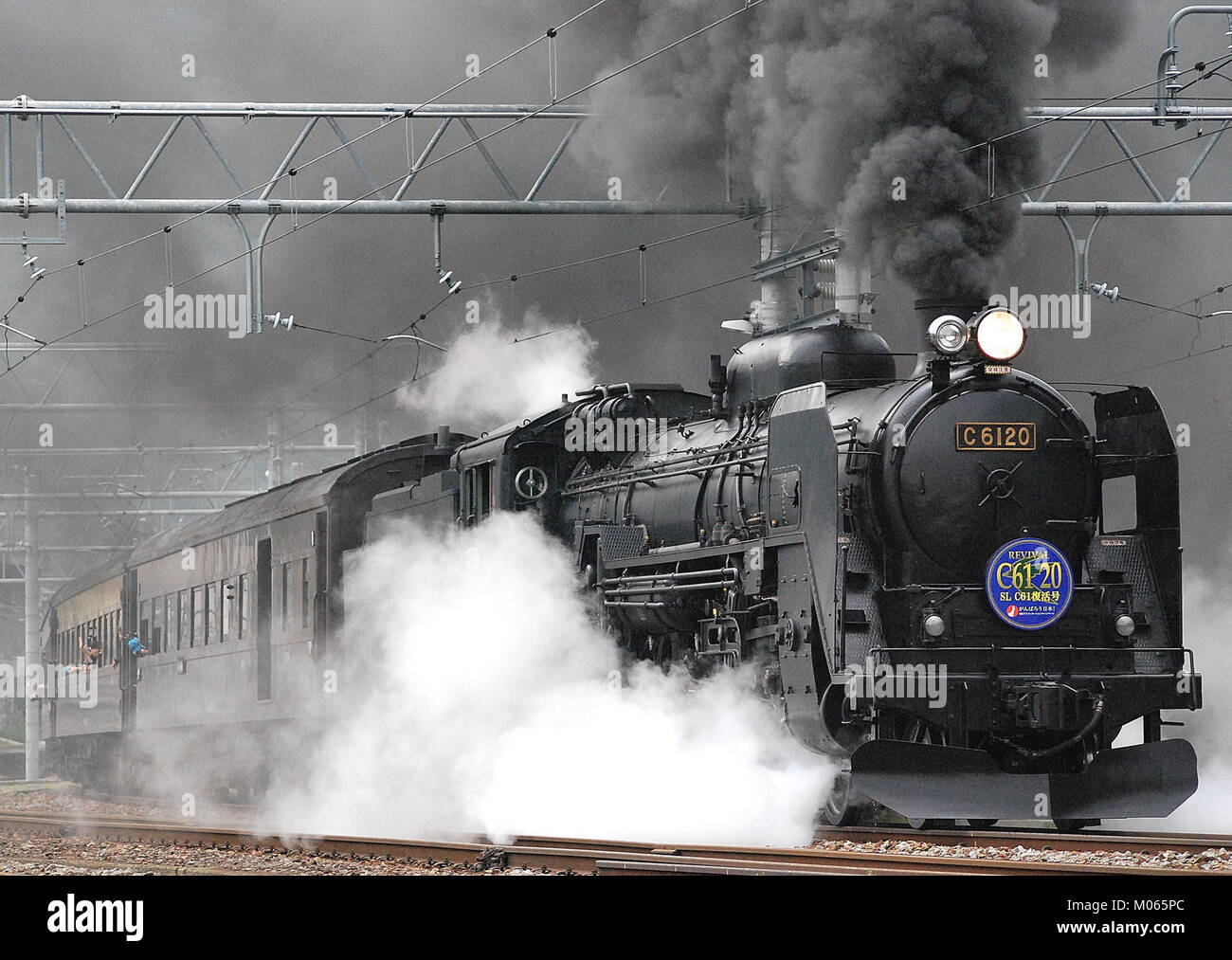 Die C61 20 ist eine japanische Dampflokomotive, die in den 1940er Jahren gebaut wurde Bekannt für seinen Einsatz auf Bergstrecken, wurde er für steile Steigungen in Japanâ anspruchsvollem Gelände entwickelt. Dieses Modell wird für seinen leistungsstarken Motor und seine historische Bedeutung in der Eisenbahngeschichte von Japanâ gefeiert. Stockfoto