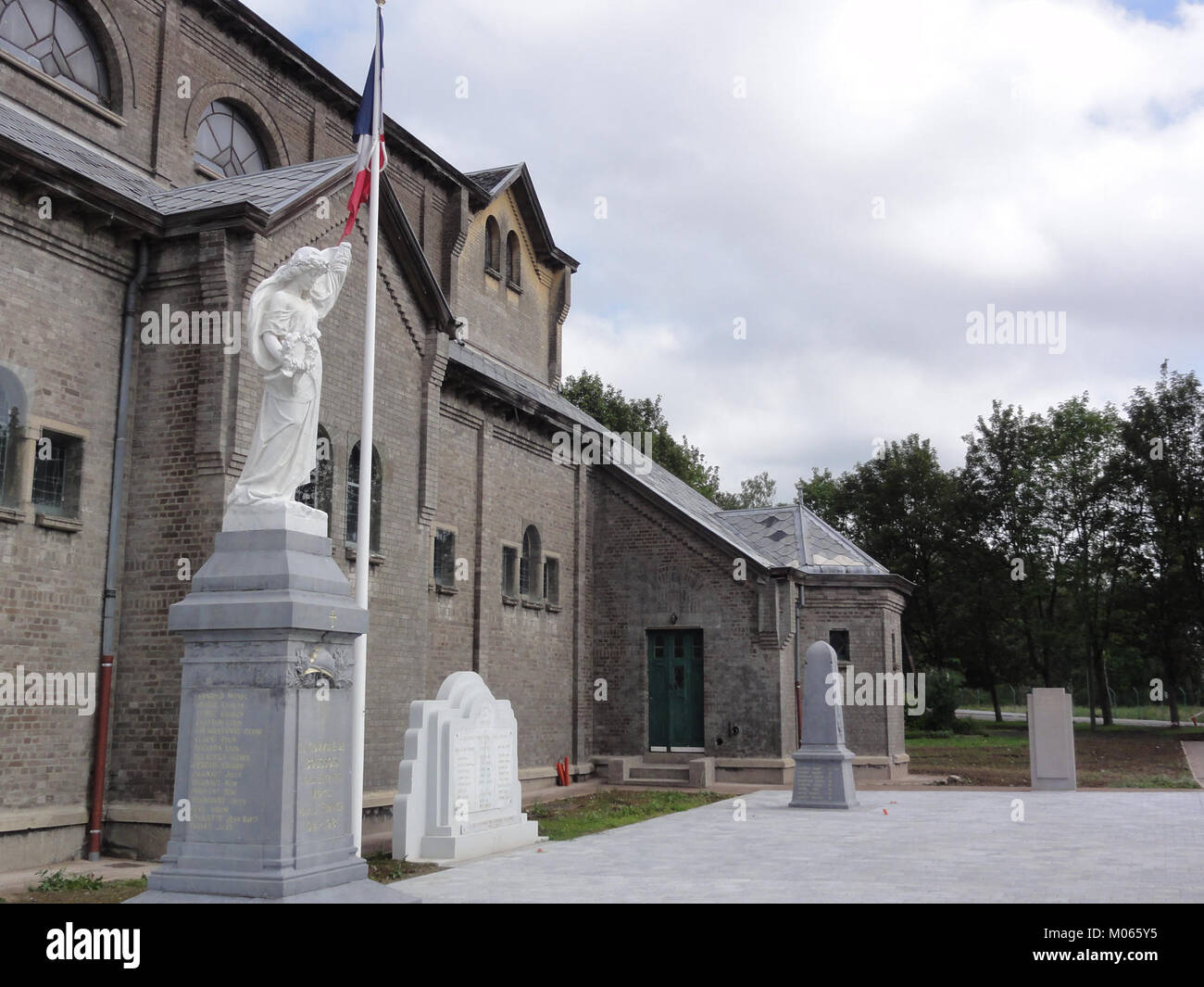 Das Kriegsdenkmal in Boussois, Nord, Frankreich, erinnert an die Soldaten, die während verschiedener Kriege ihr Leben verloren haben. Das Denkmal ist eine Hommage an die Gefallenen und spiegelt die historische und kulturelle Bedeutung der Erinnerung in der Region wider. Stockfoto