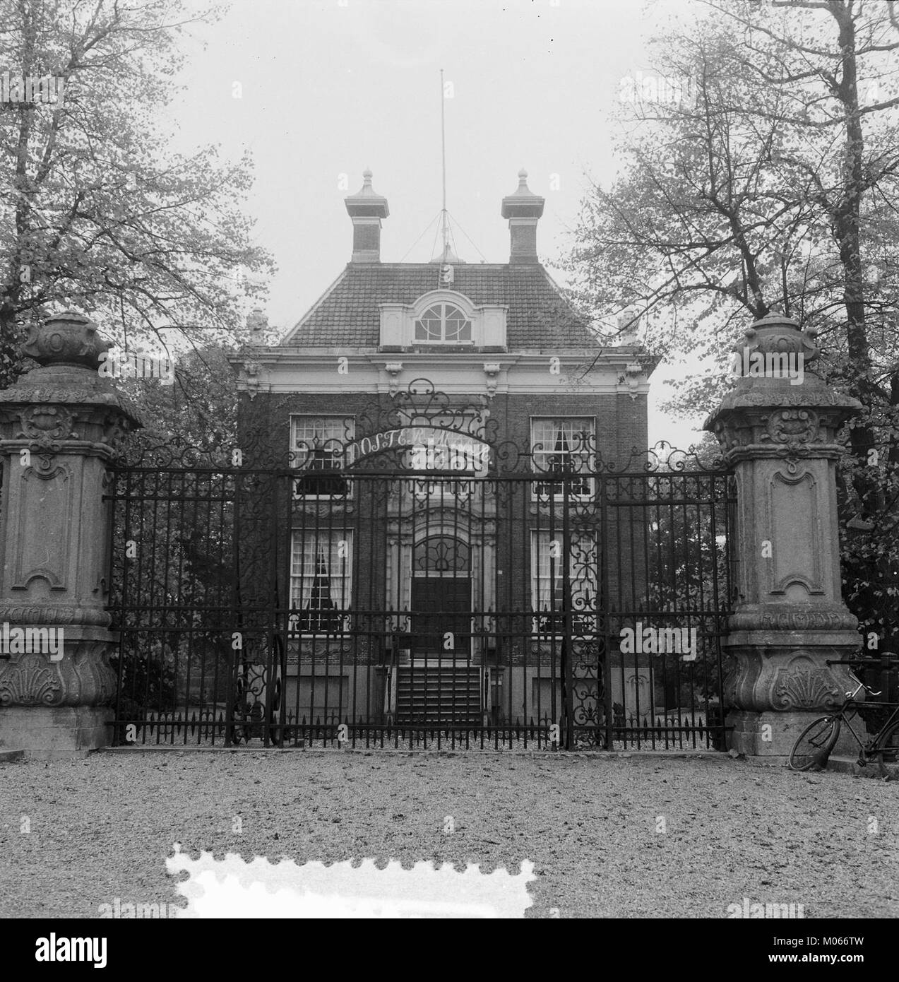 Titelbild, das das Anwesen Buitengoed Oostermeer entlang der Amstel zeigt, zeigt historische Architektur und Anwesen in den Niederlanden. Stockfoto