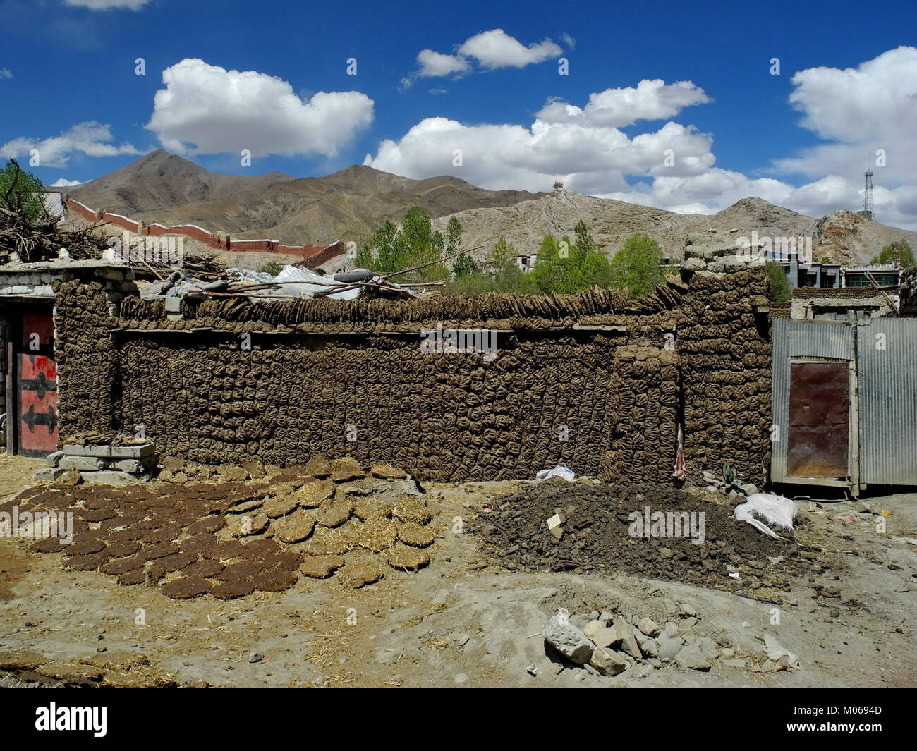 Bouse de Yak ist ein traditionelles zentralasiatisches Objekt, das nomadische Handwerkskunst, praktische Verwendung und kulturelles Erbe repräsentiert. Stockfoto
