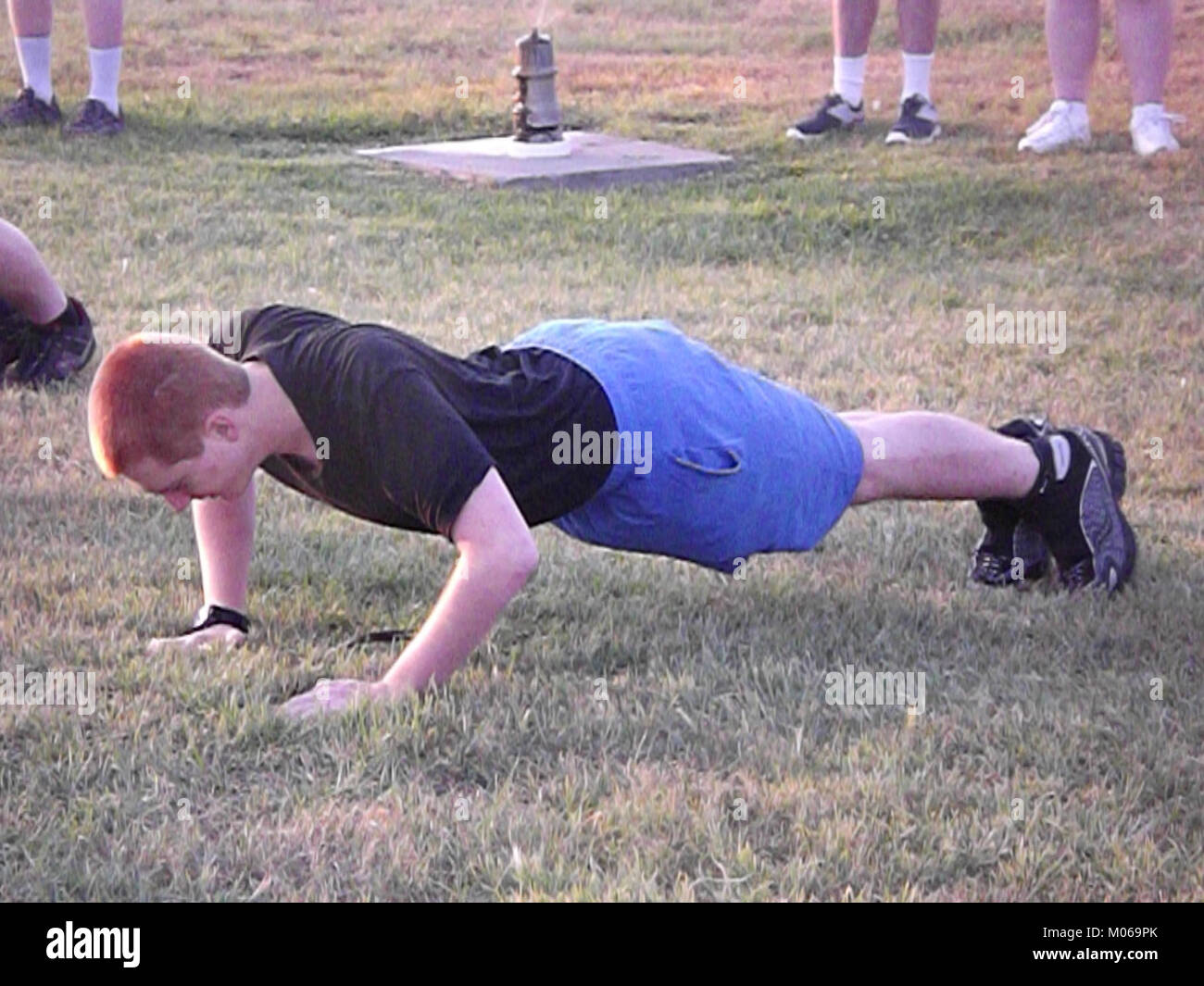 Cadet Tech. Sgt. Don Coletta, 16, von Sheridan, Wyo. Funktioniert Push-ups während der körperlichen Schulung Stockfoto