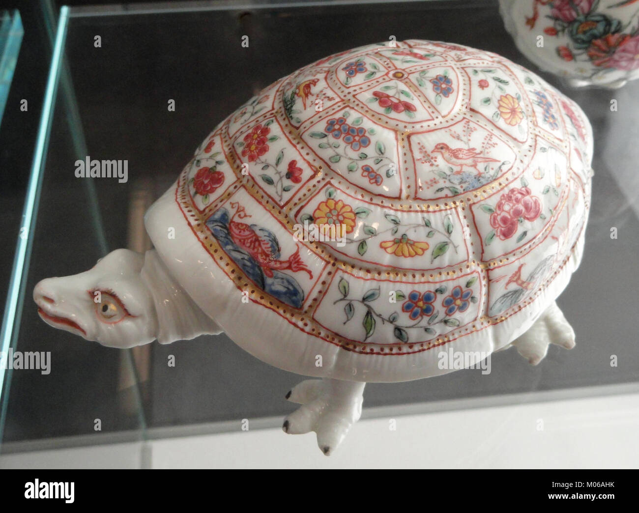 Butter-Box in Form einer Schildkröte, C. 1730, Du Paquier Fabrik, in Holland eingerichtet, Hartporzellan, Emaille, Gold - Gardiner Museum, Toronto - DSC 01083 Stockfoto