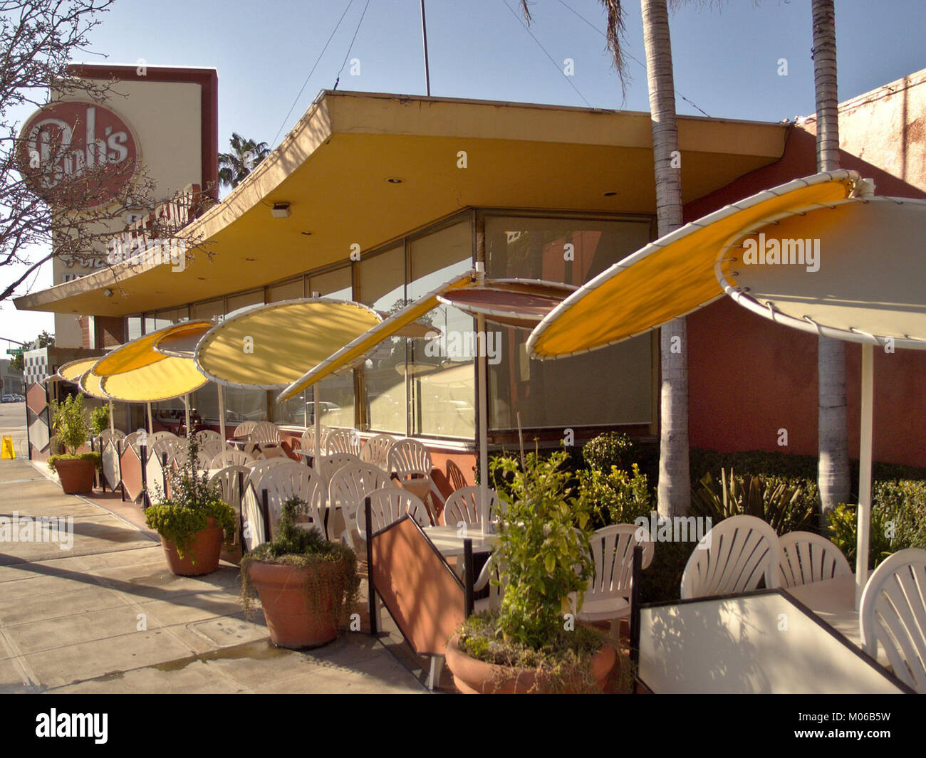 Der Innenhof ist in modernem Design aus der Mitte des Jahrhunderts gehalten und spiegelt die Retro-Ästhetik wider, die mit Bob's Big Boy Restaurants assoziiert ist. Stockfoto