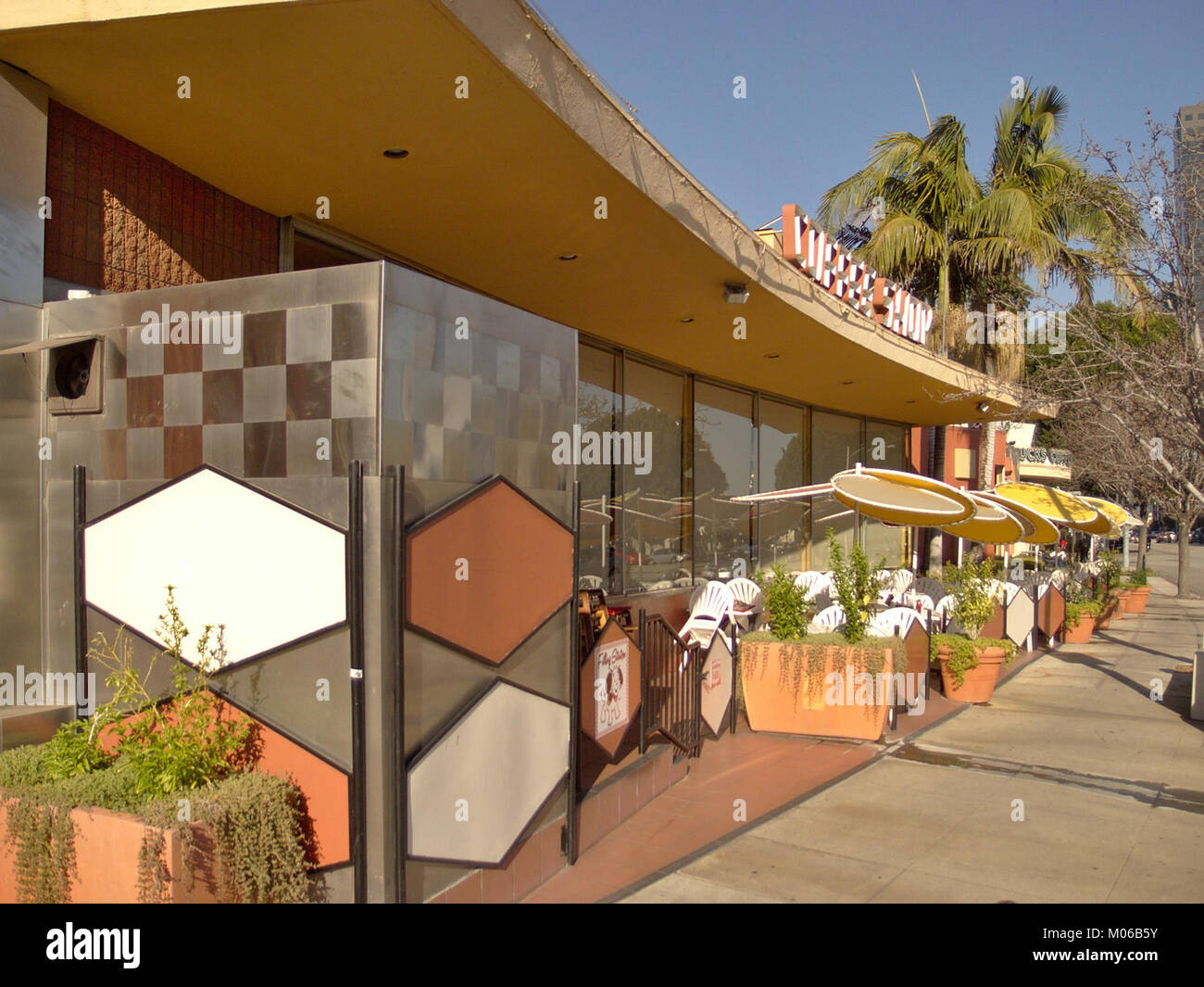 Die Terrasse des Burbank Bob's Big Boy Restaurants zeigt amerikanische Architektur, Design und Esskultur aus der Mitte des 20. Jahrhunderts. Stockfoto