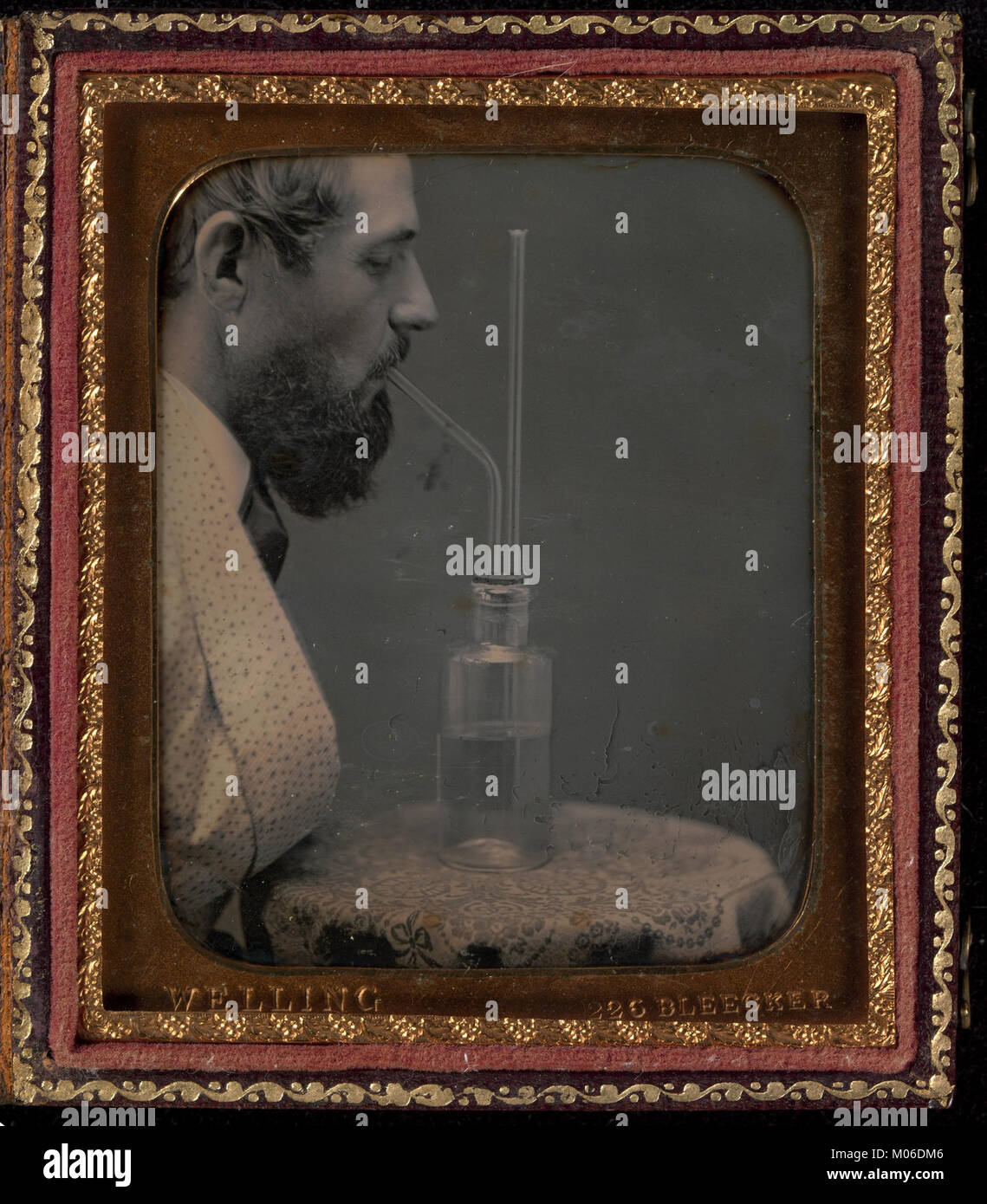 Das MET DP332531-Cover zeigt James Hyatt, das Chlorgas inhaliert, in einem historischen Kontext als Teil wissenschaftlicher und chemischer Studien dargestellt. Stockfoto