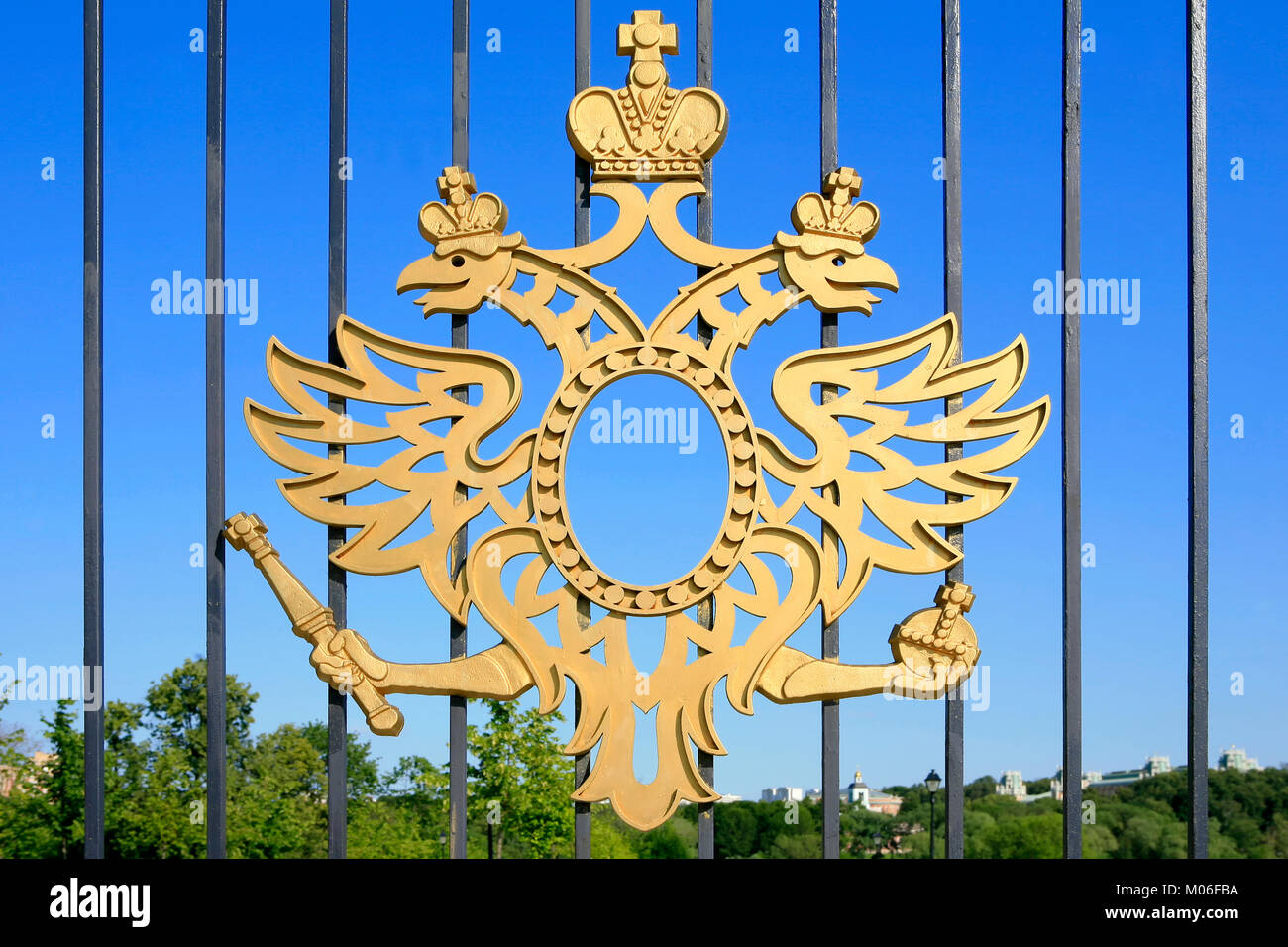 Das Wappen von Russland über den Zaun des 18. Jahrhunderts Neugotische (Gothic Revival) Tsaritsyno Palast in Moskau, Russland Stockfoto