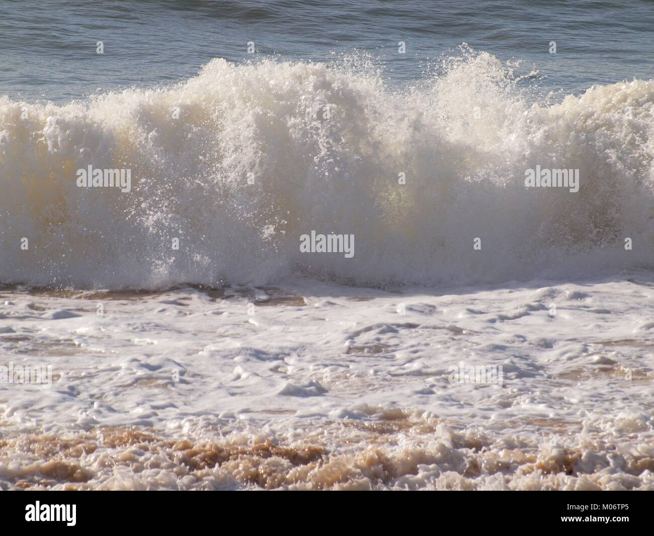 Riesige Wellen in den Atlantischen Ozean in der Region Algarve in Portugal Stockfoto