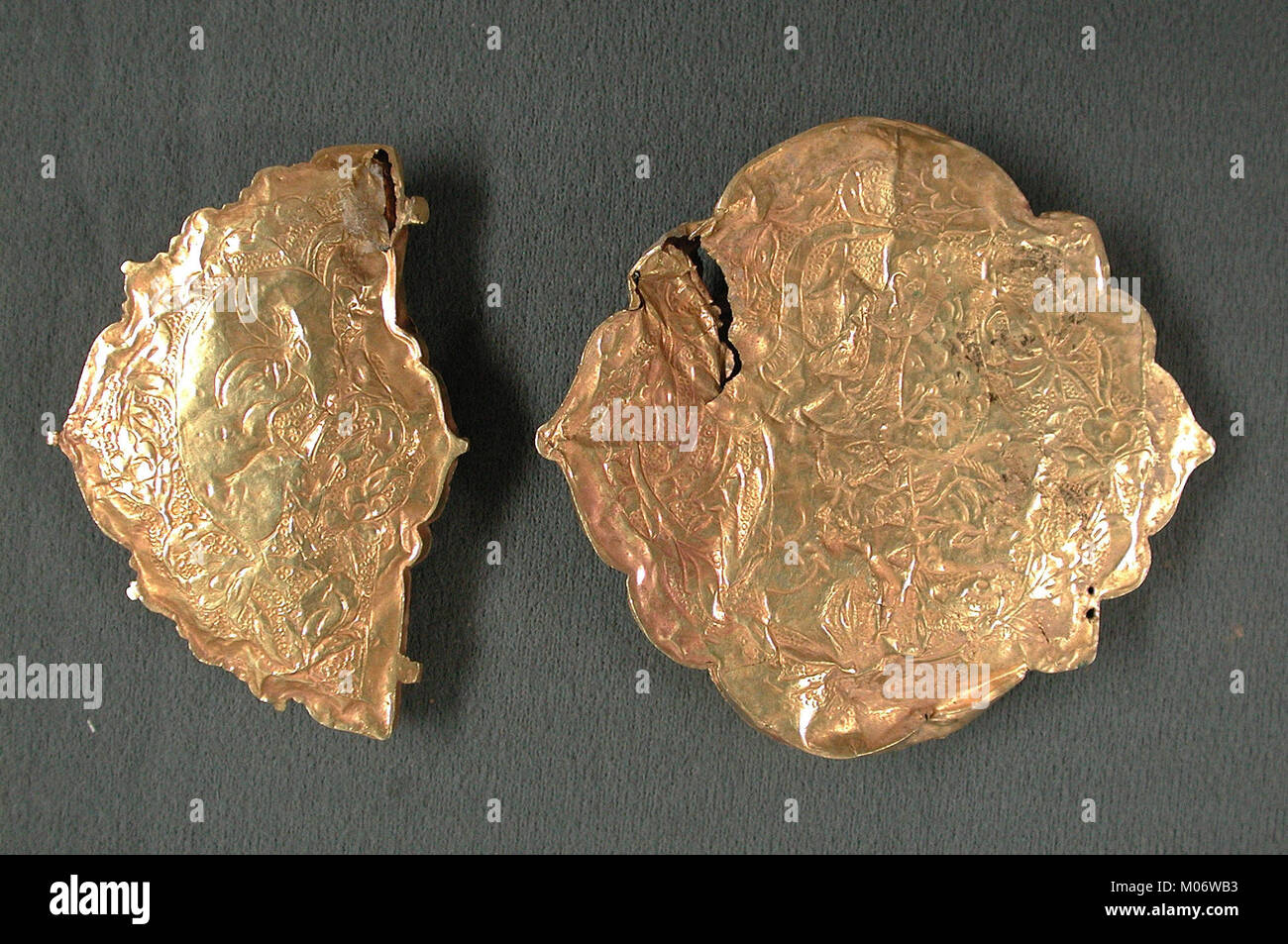 Diese Schmuckelemente zeigen komplizierte Designs und handwerkliches Können, was ihre dekorative und funktionale Rolle in historischen kulturellen Kontexten veranschaulicht. Stockfoto