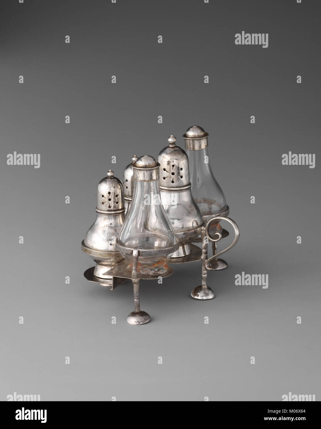 Diese Miniaturflasche mit Deckel demonstriert detailgetreue Handwerkskunst, dekoratives Design und funktionale handwerkliche Handwerkskunst aus dieser Zeit. Stockfoto