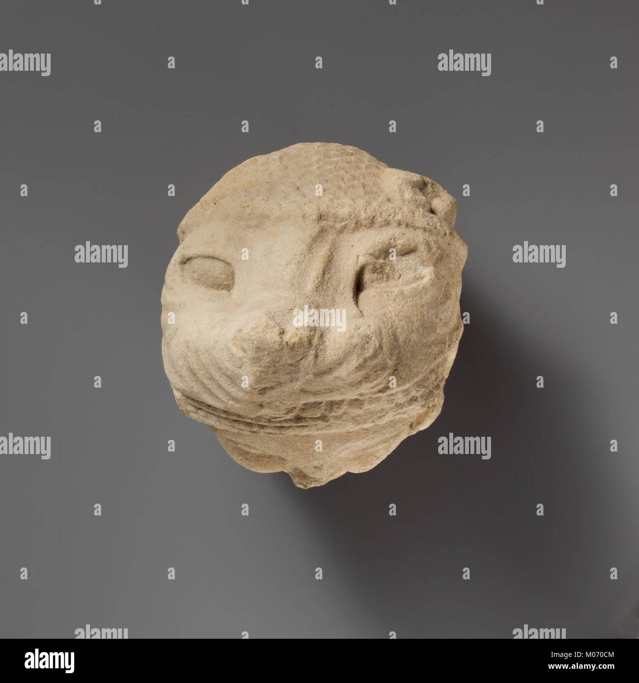 Diese Kalksteinskulptur von Herakles zeigt ihn mit der Nemeischen Löwenhaut und zeigt detaillierte Schnitzereien des Kopfes, Gesichtszüge und die Löwenmähne. Sie stammt aus der hellenistischen Zeit und veranschaulicht die griechische Kunstfertigkeit in mythologischer Darstellung. Stockfoto