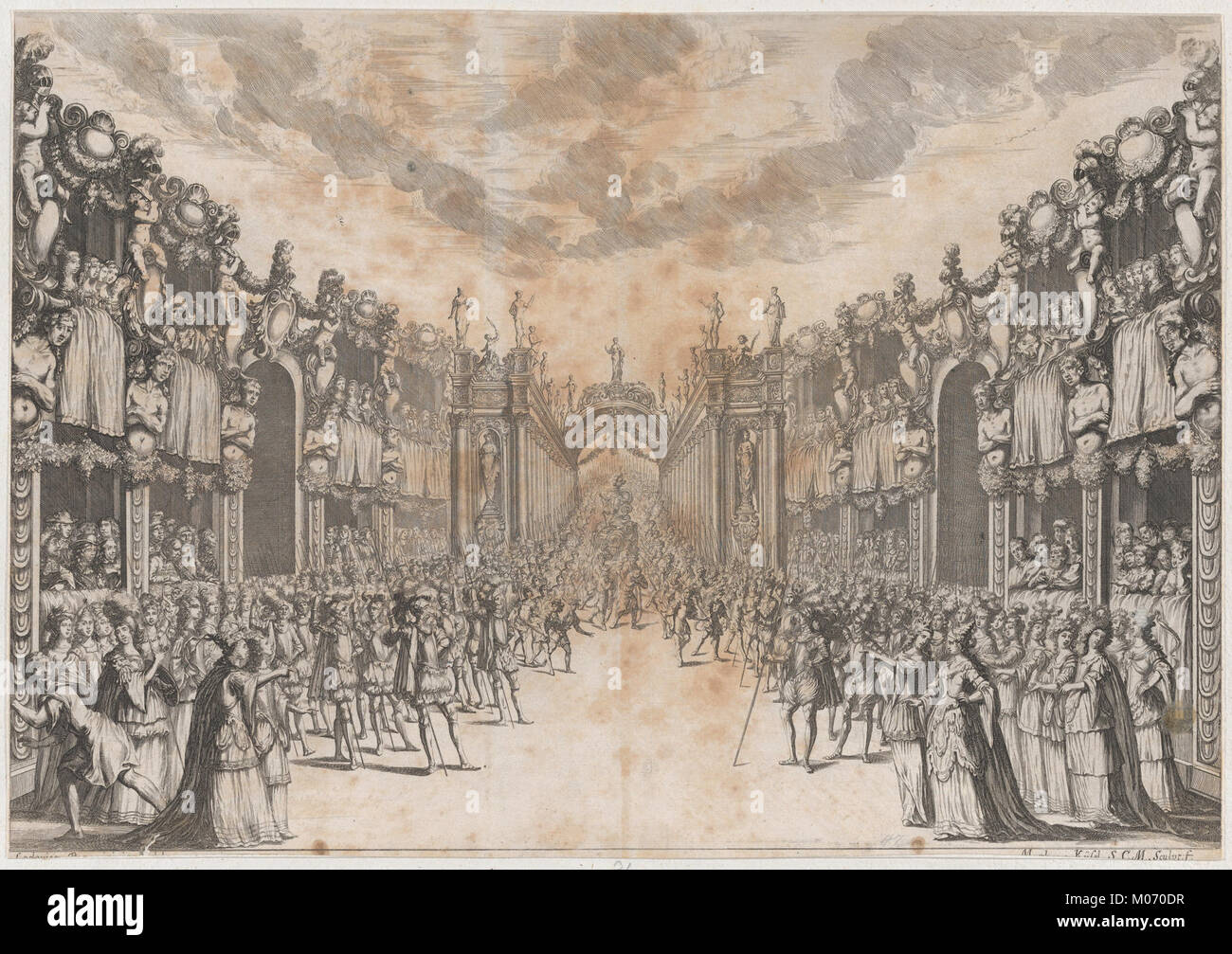 Ein Bühnenbild, das Männer und Frauen in einer Straße zeigt, wie sie eine königliche Prozession mit einer Figur auf einem Thron beobachten, die zeremonielle und theatralische Pracht aus „La Monarchia Latina Trionfante“ repräsentiert. Stockfoto