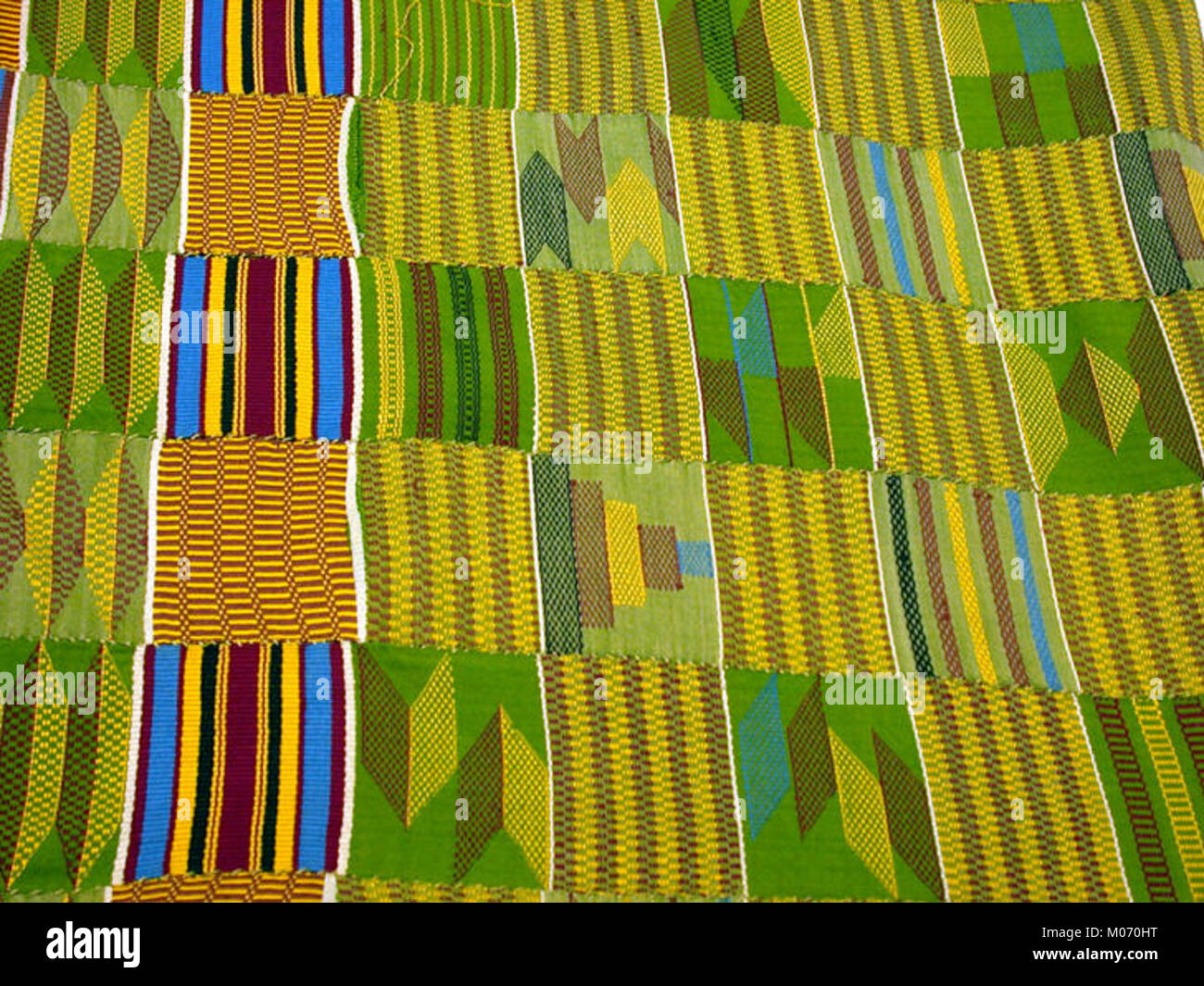 Dieses Kente-Tuch, MET 1972.56.1, ist ein historisches afrikanisches Textil mit traditionellen Webtechniken, lebhaften Farben und kulturell symbolischen Mustern. Stockfoto