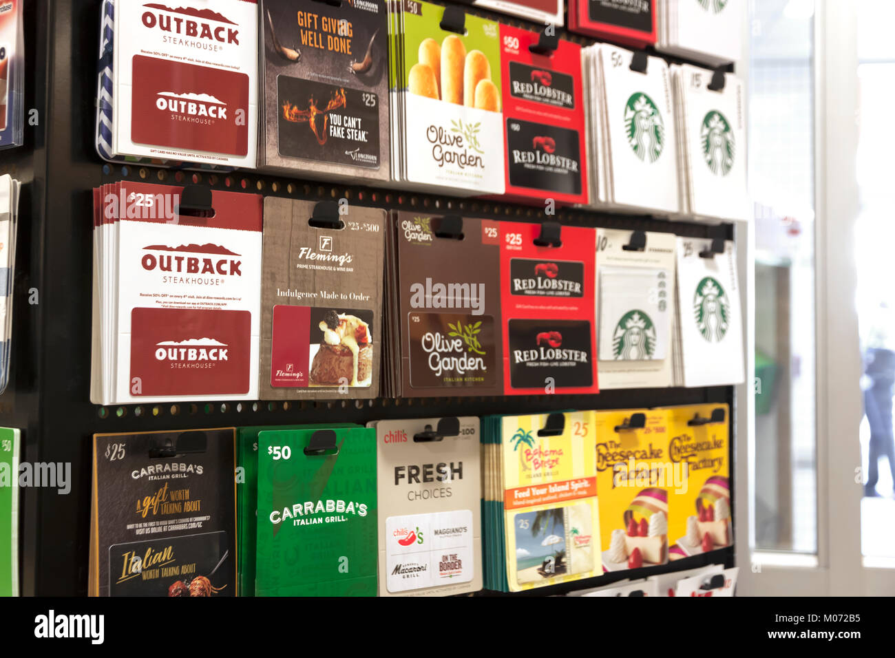 Restaurant, Essen und Trinken Geschenkkarten für Verkauf auf einem Store display Rack. Stockfoto