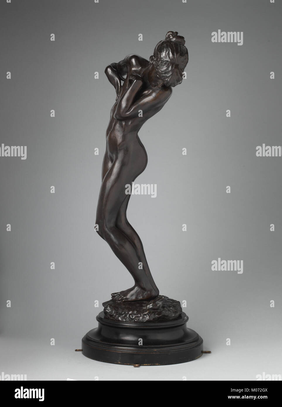 Das Kunstwerk kritisiert unnötige Panik und Alarm, indem es abstrakte Formen, scharfe Kontraste und visuelle Techniken verwendet, um Angst und gesellschaftliche Reaktionen zu erforschen. Stockfoto