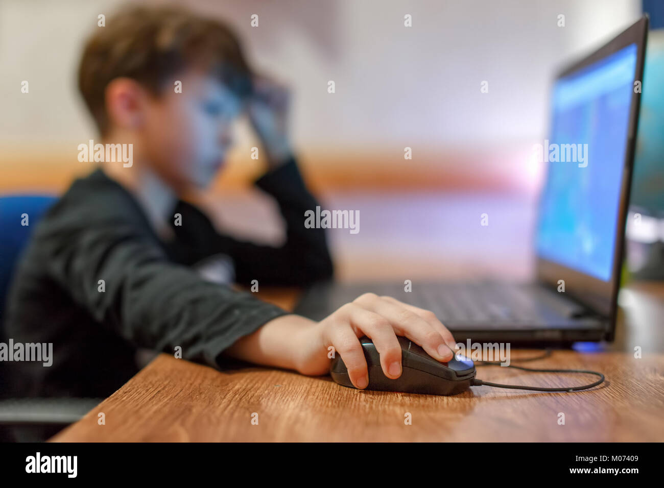 Wenig Computer abhängig gamer Junge spielt auf Laptop zu Hause Stockfoto