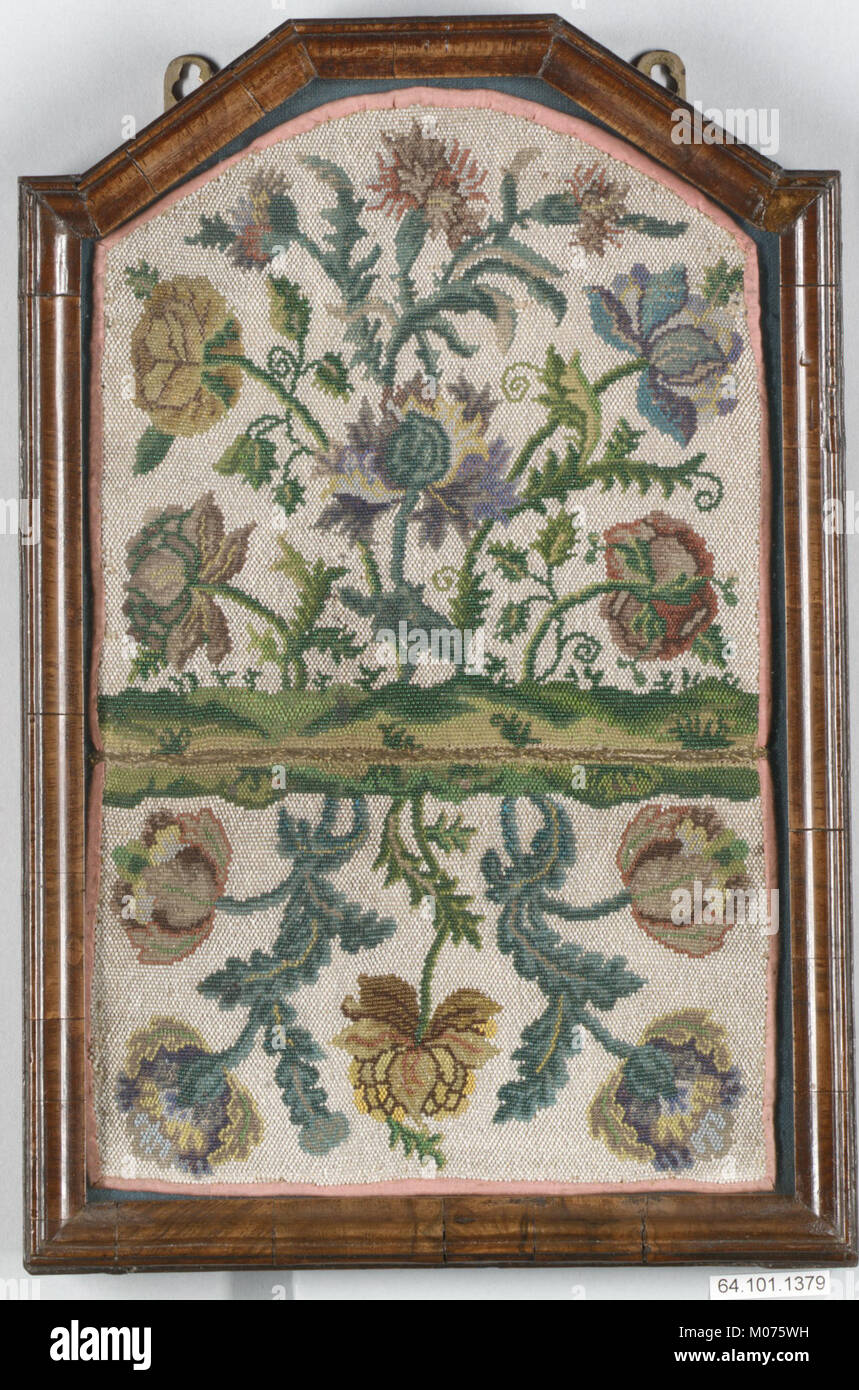 Ein historischer Briefkasten, der funktionale Kunst, Handwerkskunst und Design für Korrespondenz veranschaulicht. Stockfoto