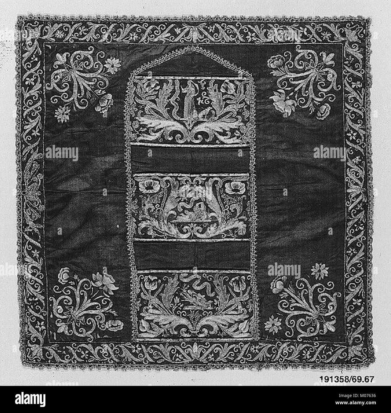 Briefetui aus langlebigen Materialien für funktionale und dekorative Zwecke, die Handwerkskunst aus der Epoche demonstrieren. Stockfoto