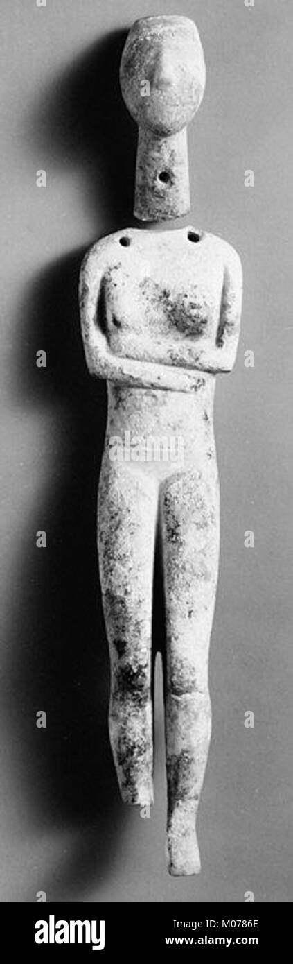 Diese weibliche Marmorfigur ist ein Beispiel für die klassische Skulptur und zeigt eine realistische menschliche Form und feine Handwerkskunst, die typisch für die griechische oder römische Kunst ist. Stockfoto