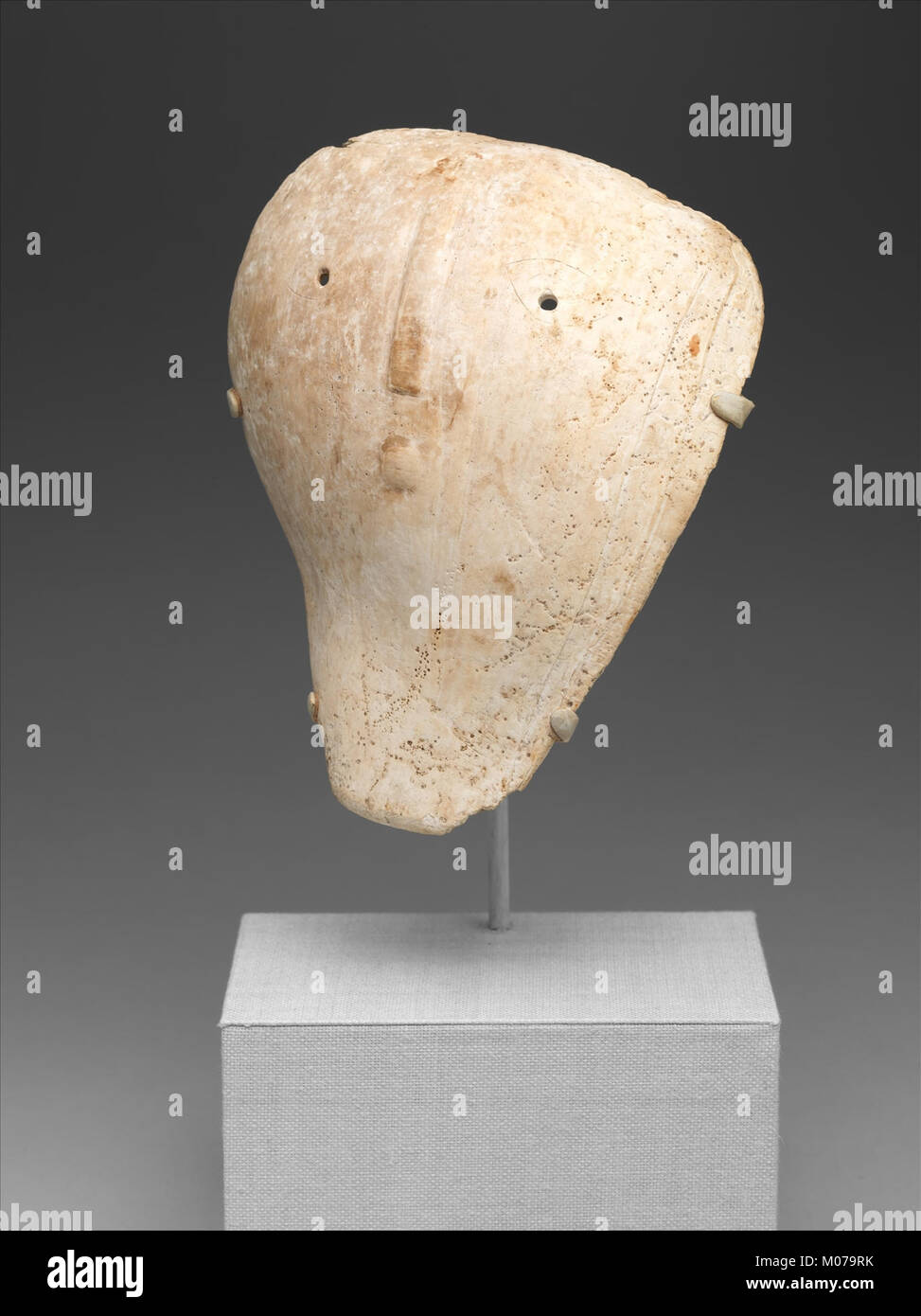 Diese Maske aus der MET-Sammlung stellt kulturelle oder theatralische Kunst dar, die häufig in Ritualen oder Aufführungen verwendet wird. Stockfoto