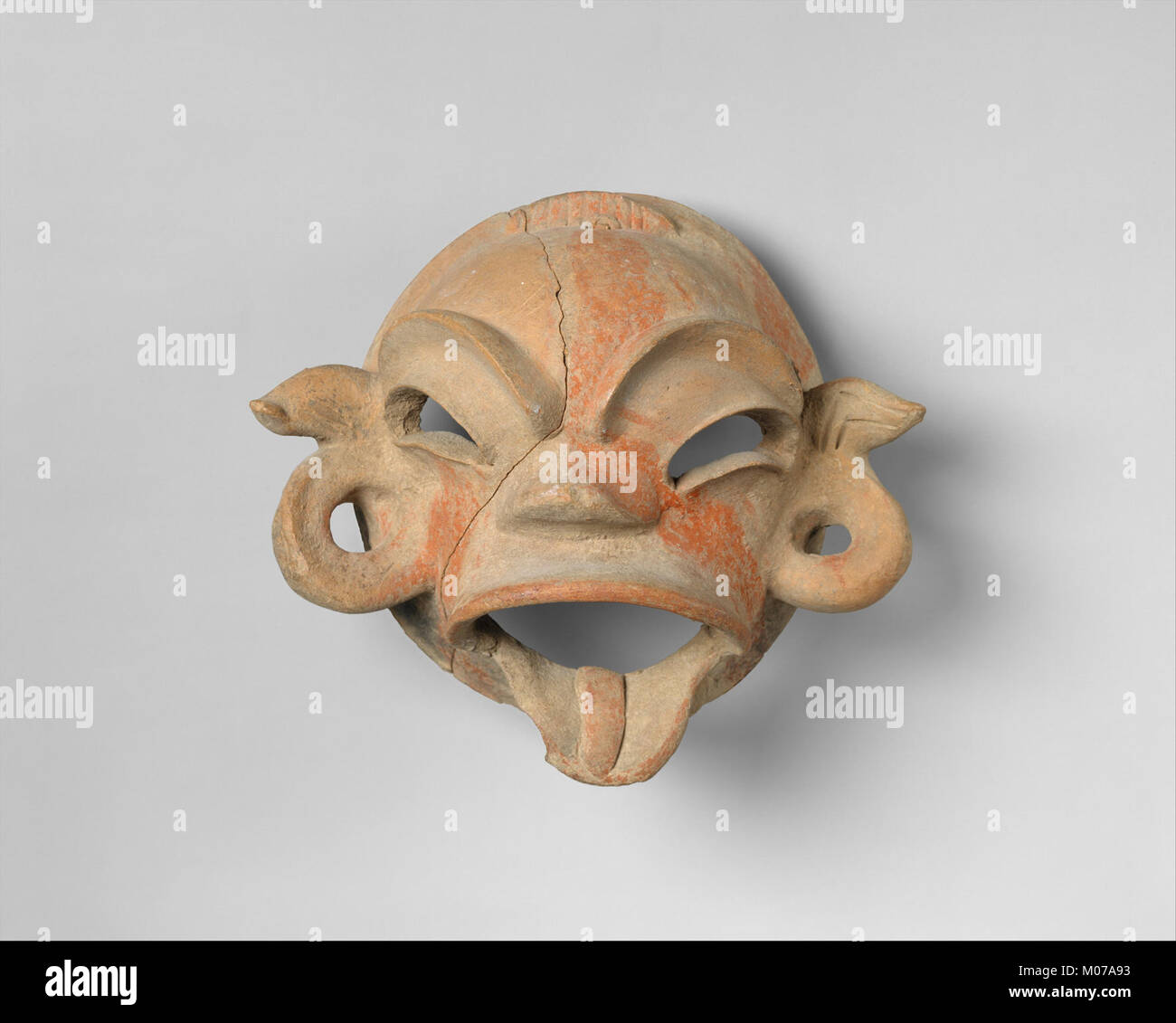 Diese Maske demonstriert zeremoniellen und theatralischen Gebrauch und hebt künstlerisches Design, symbolische Funktion und kulturelle Traditionen in Material und Form hervor. Stockfoto