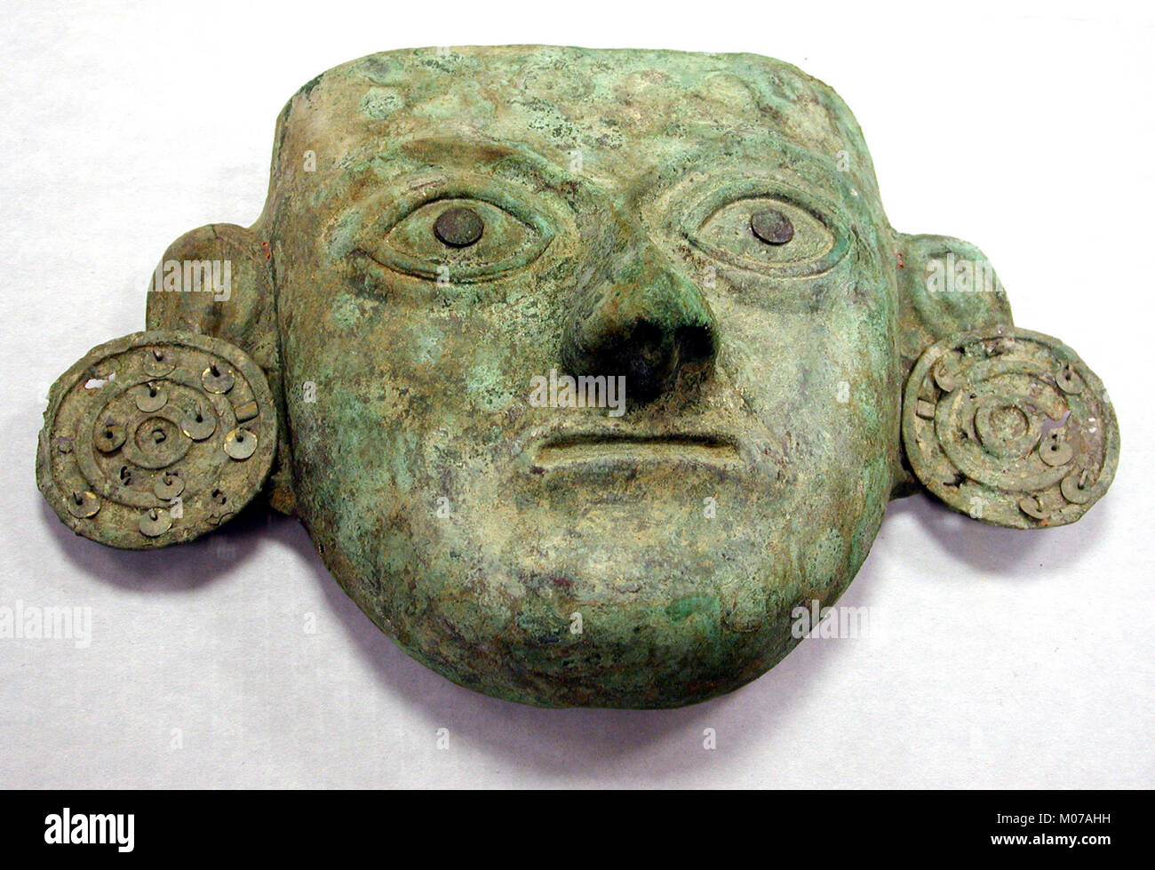 Diese Maske demonstriert präzise handwerkliche Arbeit und repräsentiert zeremonielle oder theatralische Verwendung, die kulturelle künstlerische Traditionen widerspiegelt. Stockfoto