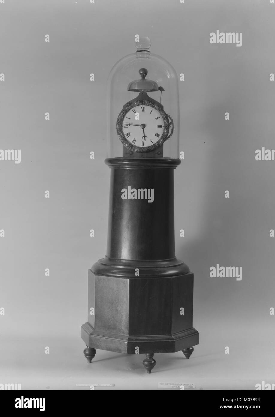 Diese historische Illustration zeigt eine Leuchtturmuhr, die das Design und die visuelle Darstellung in Archivsammlungen dokumentiert. Sie spiegelt künstlerische und historische Bedeutung wider. Stockfoto