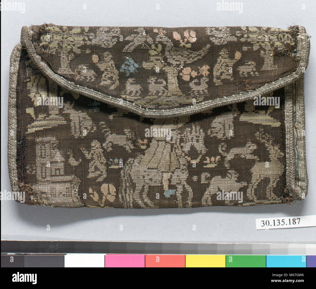 Der Briefkasten demonstriert komplizierte Handwerkskunst und Design, die zur Aufbewahrung von Briefen verwendet und als Artefakt im Museum aufbewahrt wurde. Stockfoto