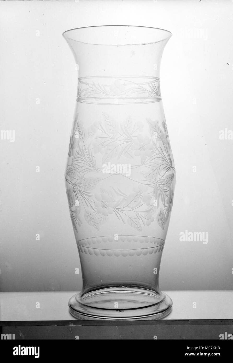 Dieses Hurrikanglas, Teil eines passenden Sets, zeigt dekoratives Design, feine Handwerkskunst und funktionelle Beleuchtung. Stockfoto