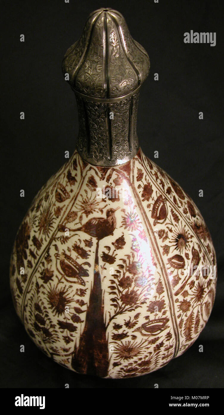 Eine mit Glanz bemalte Flasche, die auf einer Illustration des historischen Bucheinschlags abgebildet ist und das zeitliche Design und die visuelle Darstellung widerspiegelt. Stockfoto