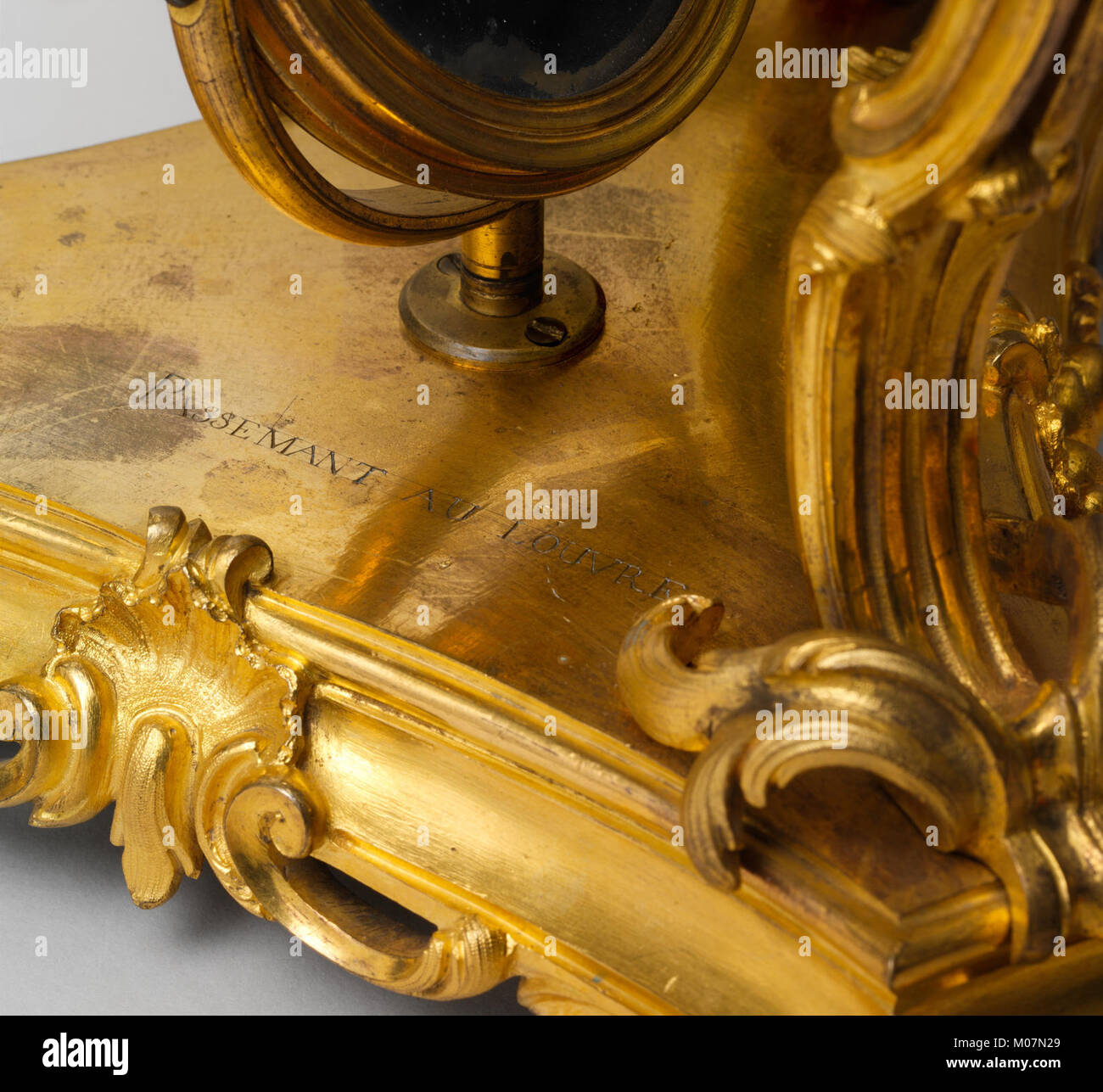 Das Mikroskop der MET-Kollektion hebt Design, Handwerkskunst und seine historische Rolle in der wissenschaftlichen Beobachtung und Laborstudie hervor. Stockfoto