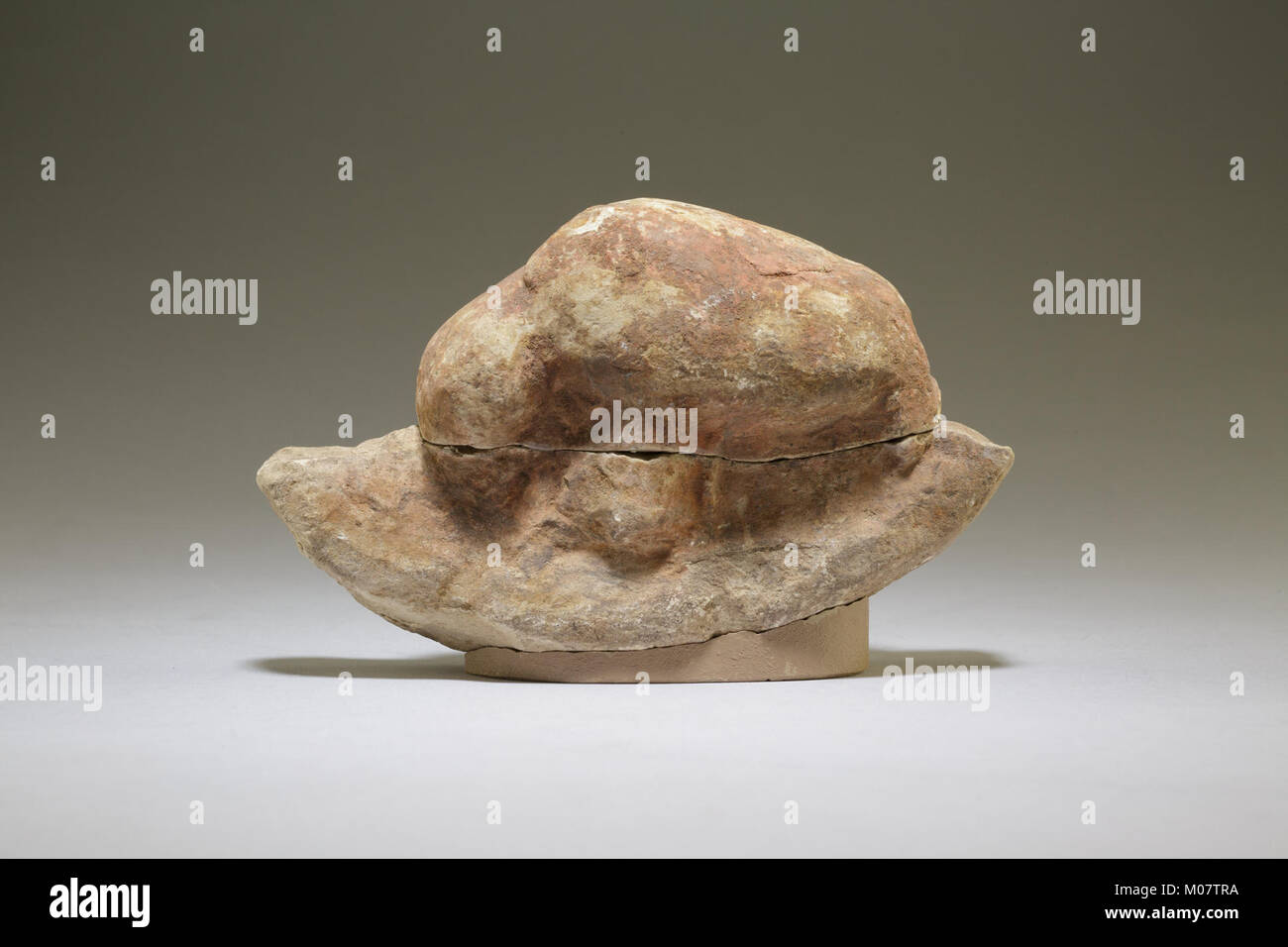 Dieses Modellboot verfügt über einen stilisierten Nilpferd, der künstlerische Handwerkskunst und symbolische Darstellung in dekorativer Form kombiniert. Stockfoto