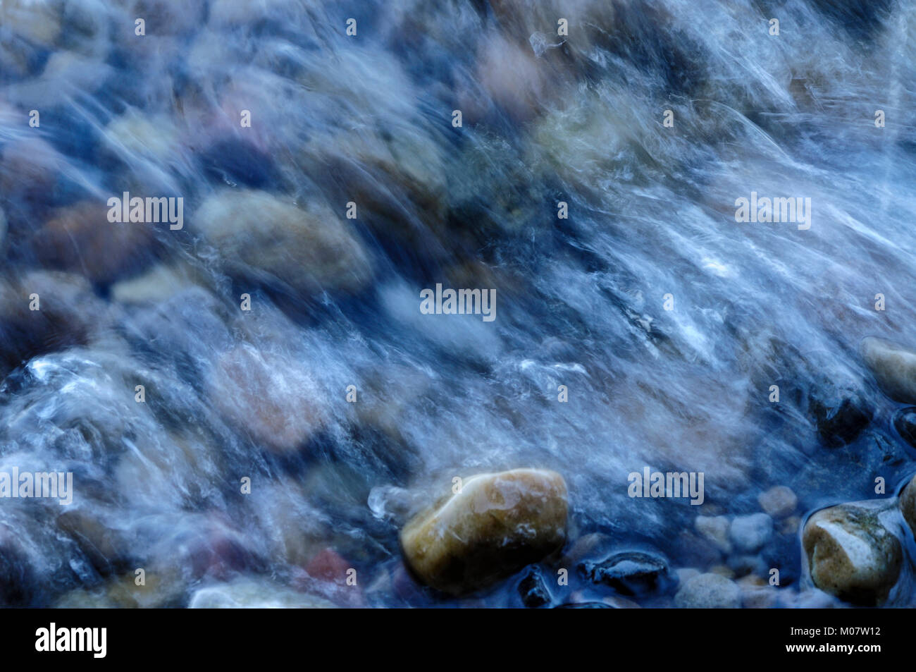 Wave Absturz auf dem Lake Shore Felsen, Lake Champlain, Adirondack Forest Preserve, New York Stockfoto