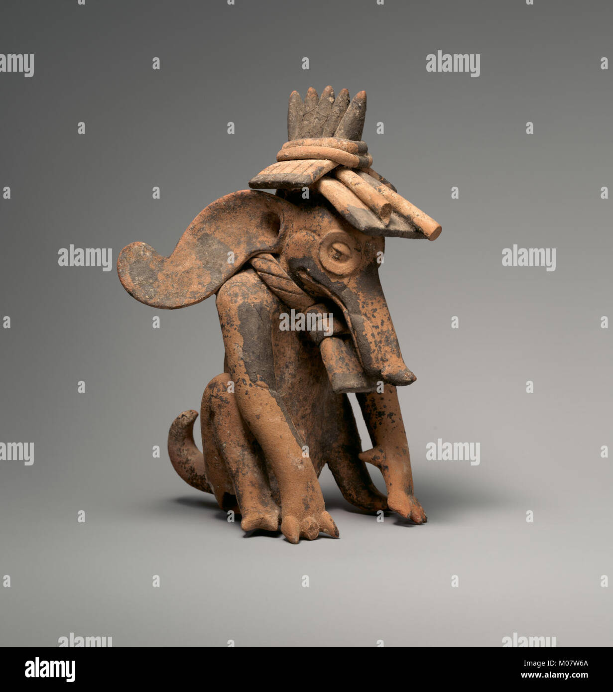 Dieses Kunstwerk stellt eine maskierte Figur dar und hebt kulturelle und theatralische Traditionen und das ausdrucksstarke Design von Masken hervor. Stockfoto