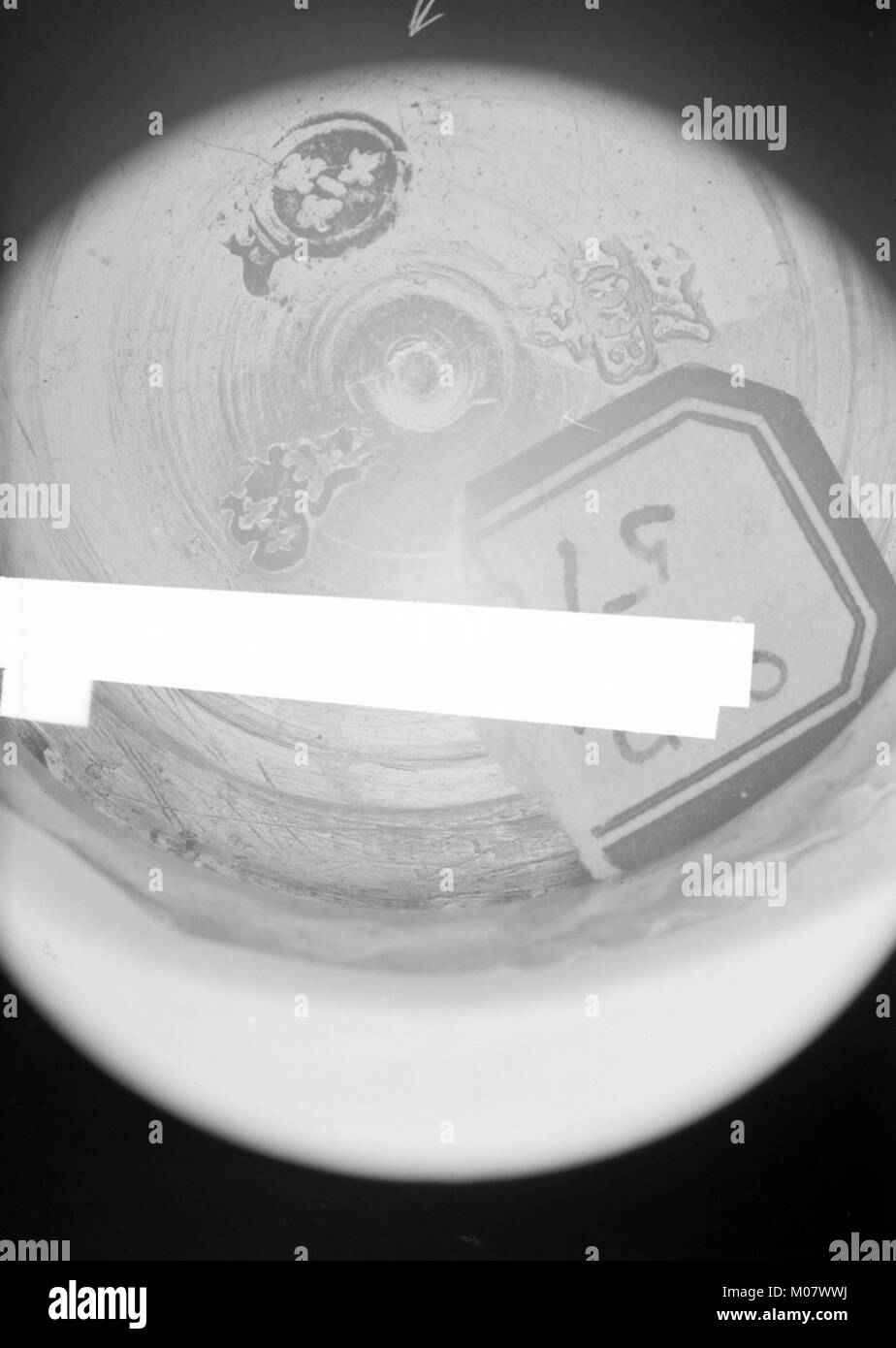 Ein heißer Milchtopf aus Keramik oder Metall, der für das Servieren von Getränken entwickelt wurde und das praktische und funktionale Design von Küchenutensilien betont. Stockfoto