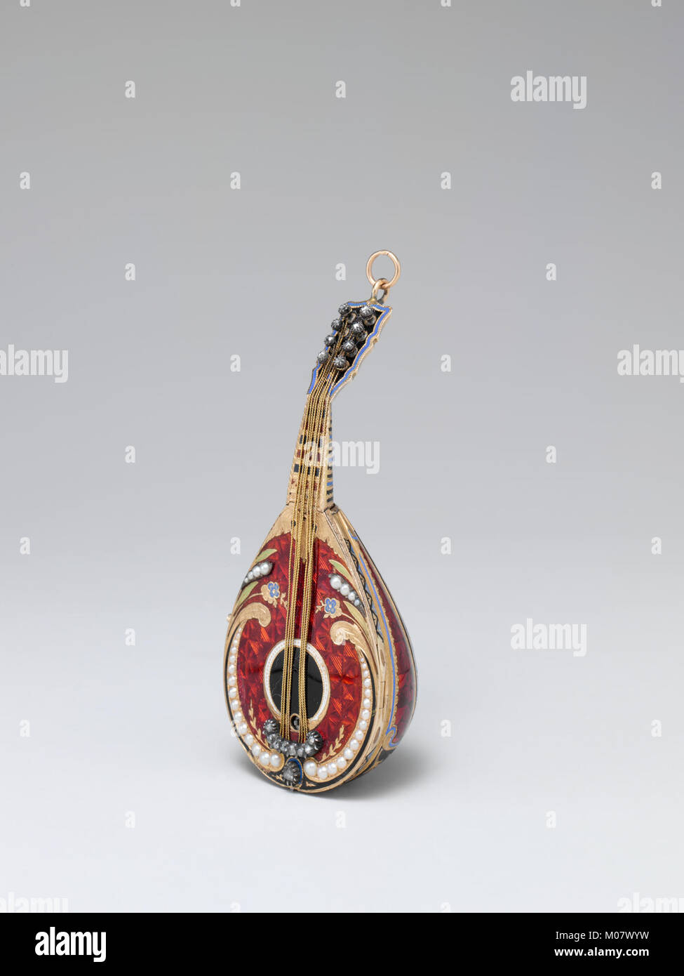 Diese Musikbox demonstriert mechanische Handwerkskunst, indem sie funktionales Design mit dekorativen Elementen kombiniert und die technologischen und künstlerischen Fortschritte ihrer Zeit widerspiegelt. Stockfoto